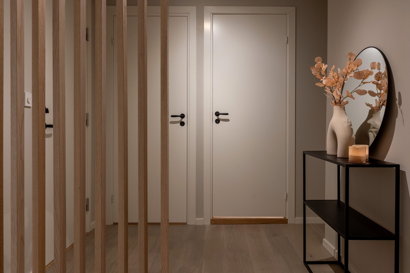 Velkommen inn - lekker entre med tilgang til soverom og bad. Galleribilde