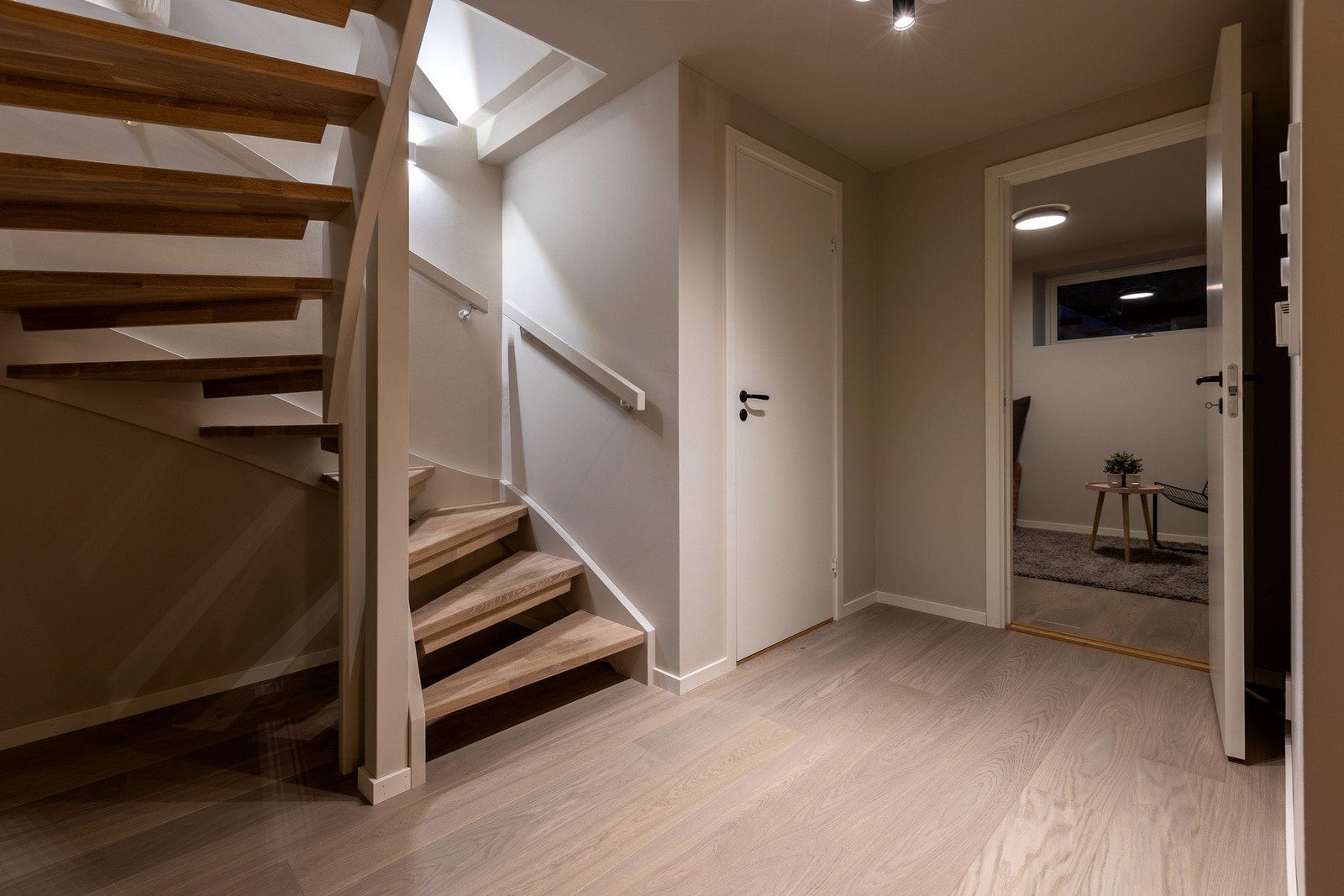 Trappegang kjeller. Her er det også tilgang til innebod ved siden av trappa. Galleribilde