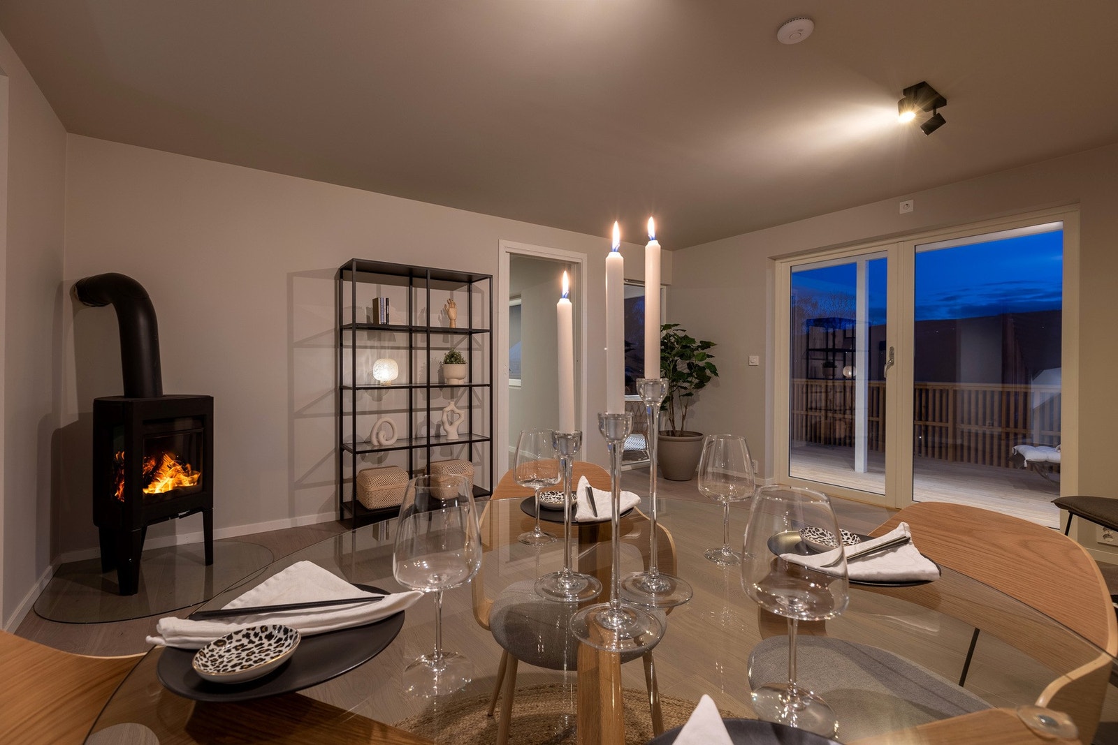 Delikat og moderne bolig med peisovn installert på stuen. Galleribilde