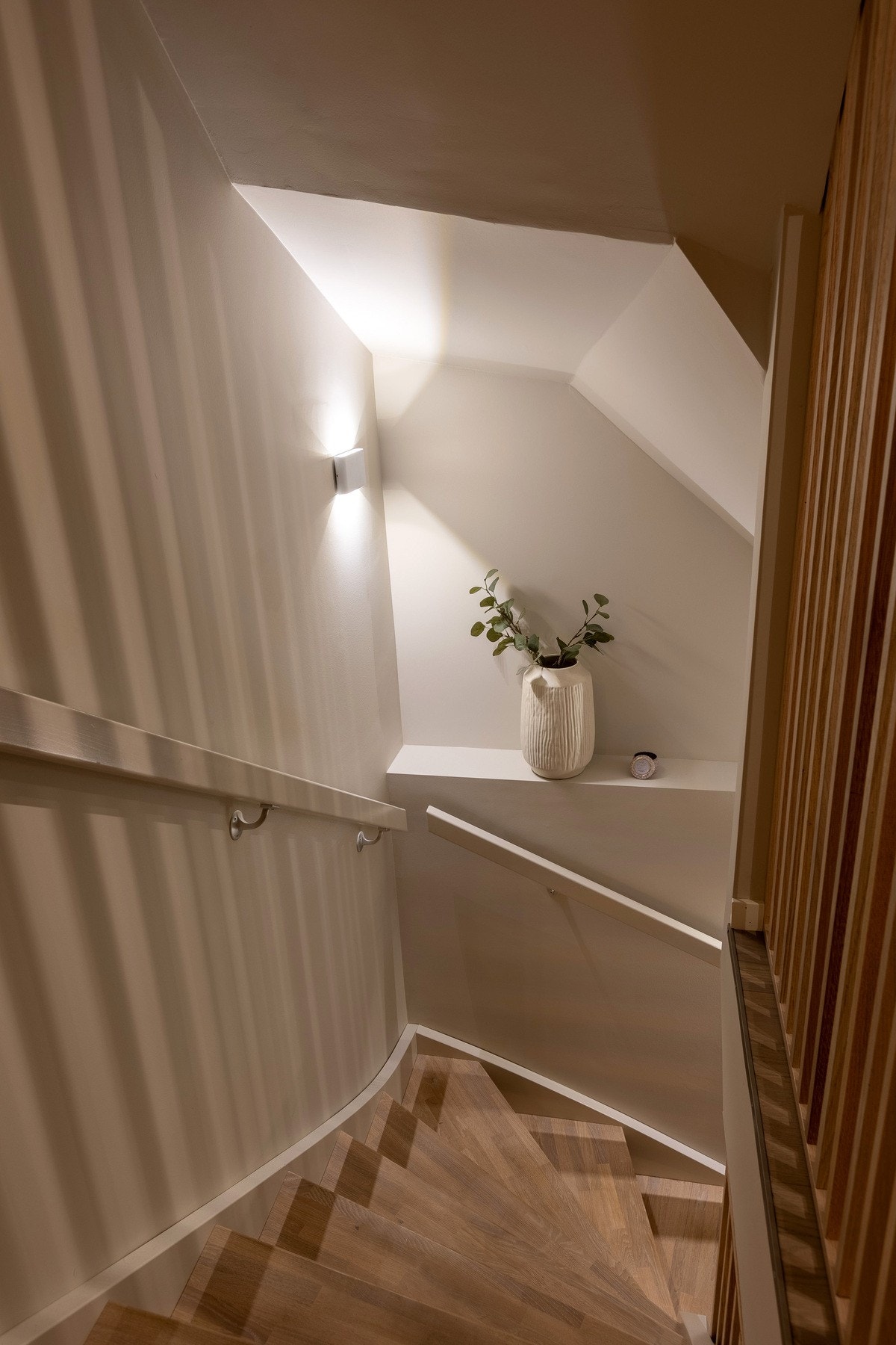 Ny eiketrapp ned til kjelleretasjen. Galleribilde