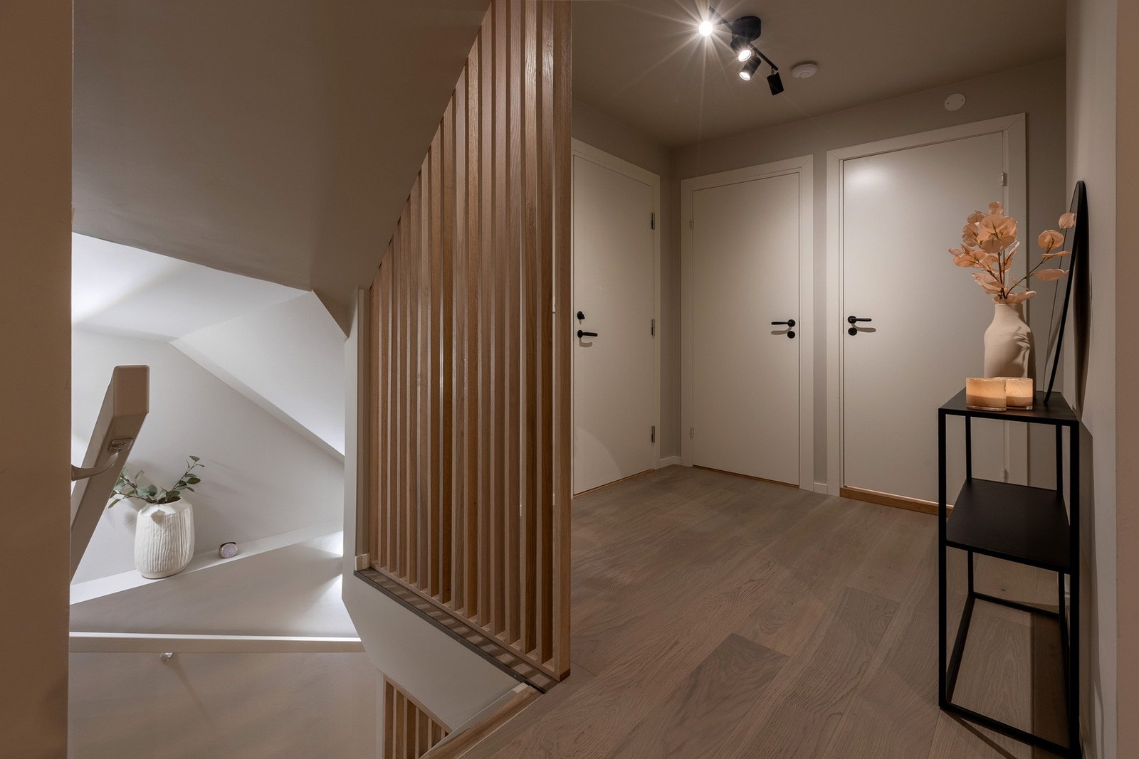 Moderne og tidsriktige overflater med bruk av eikeparkett og malt gips. Galleribilde