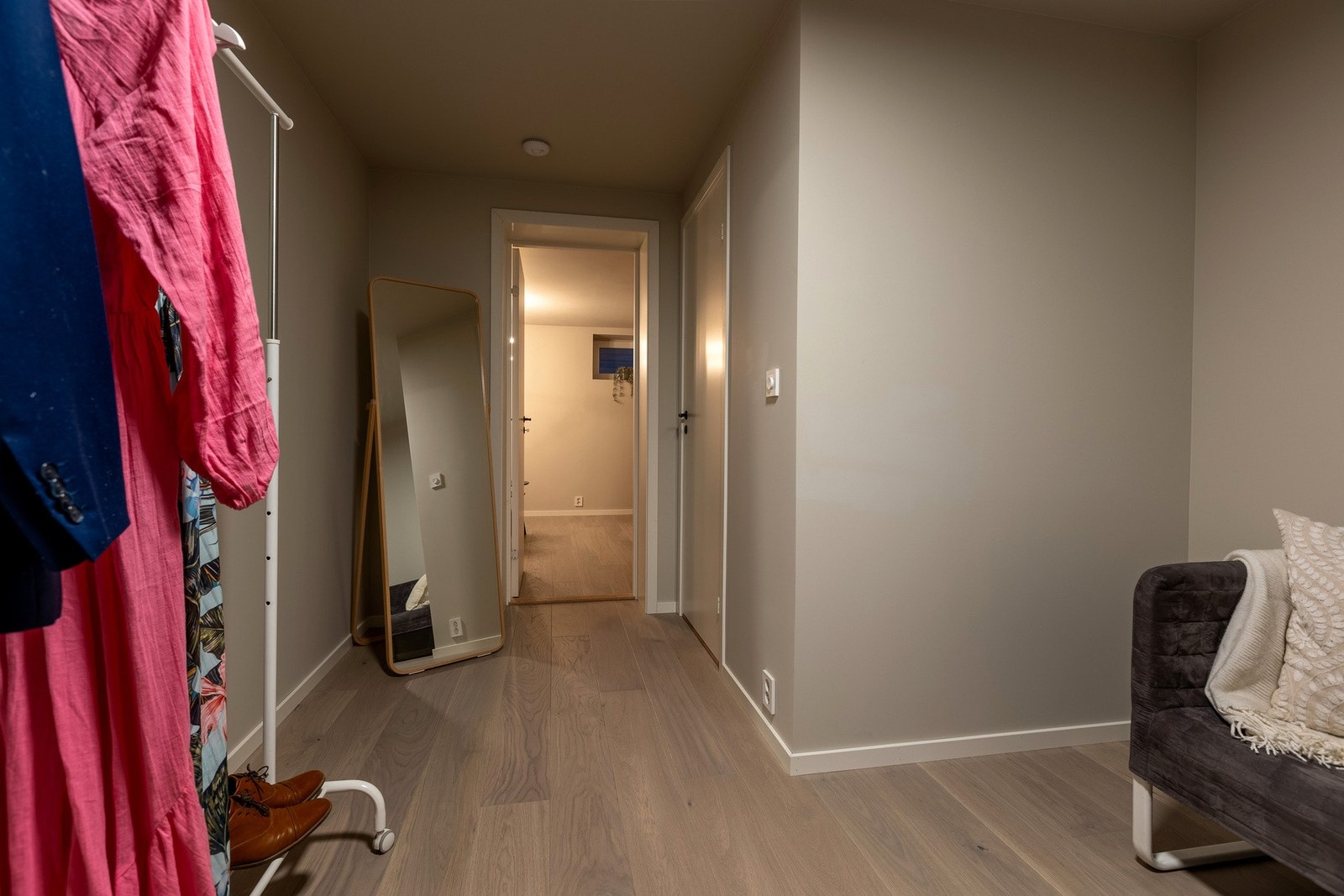 Fra soverom nr 2 er det tilgang til mindre teknisk rom. Dette er ikke inntegnet på byggetegninger. Galleribilde