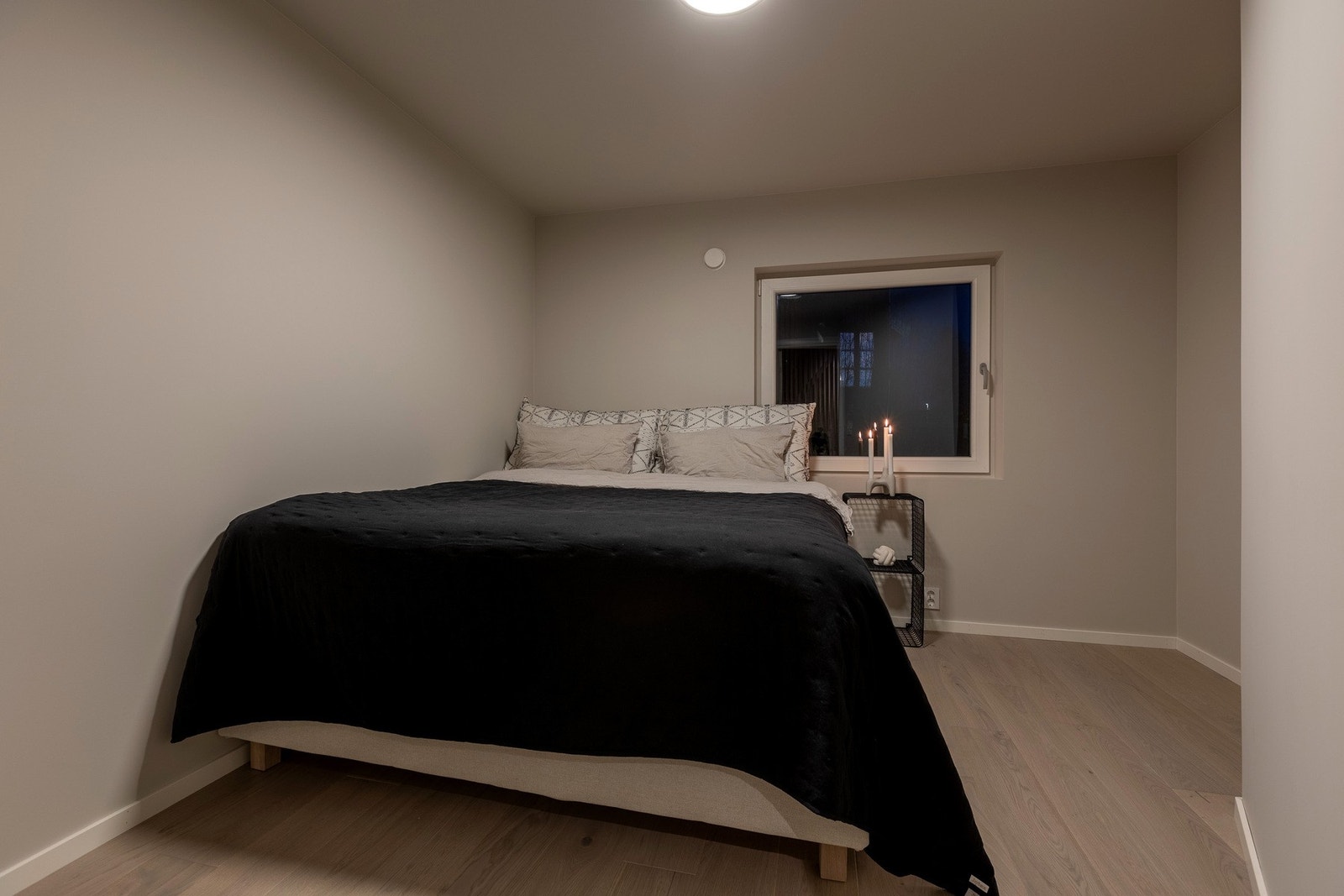 Hovedsoverom i første etasje. God plass for dobbeltseng og eventuell garderobeløsning. Galleribilde