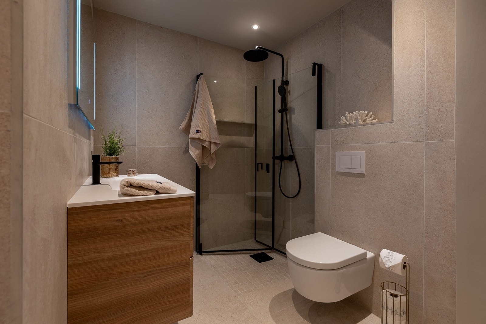 I første etasje finner man et delikat og stilig bad med varme fargevalg og innredninger. Galleribilde