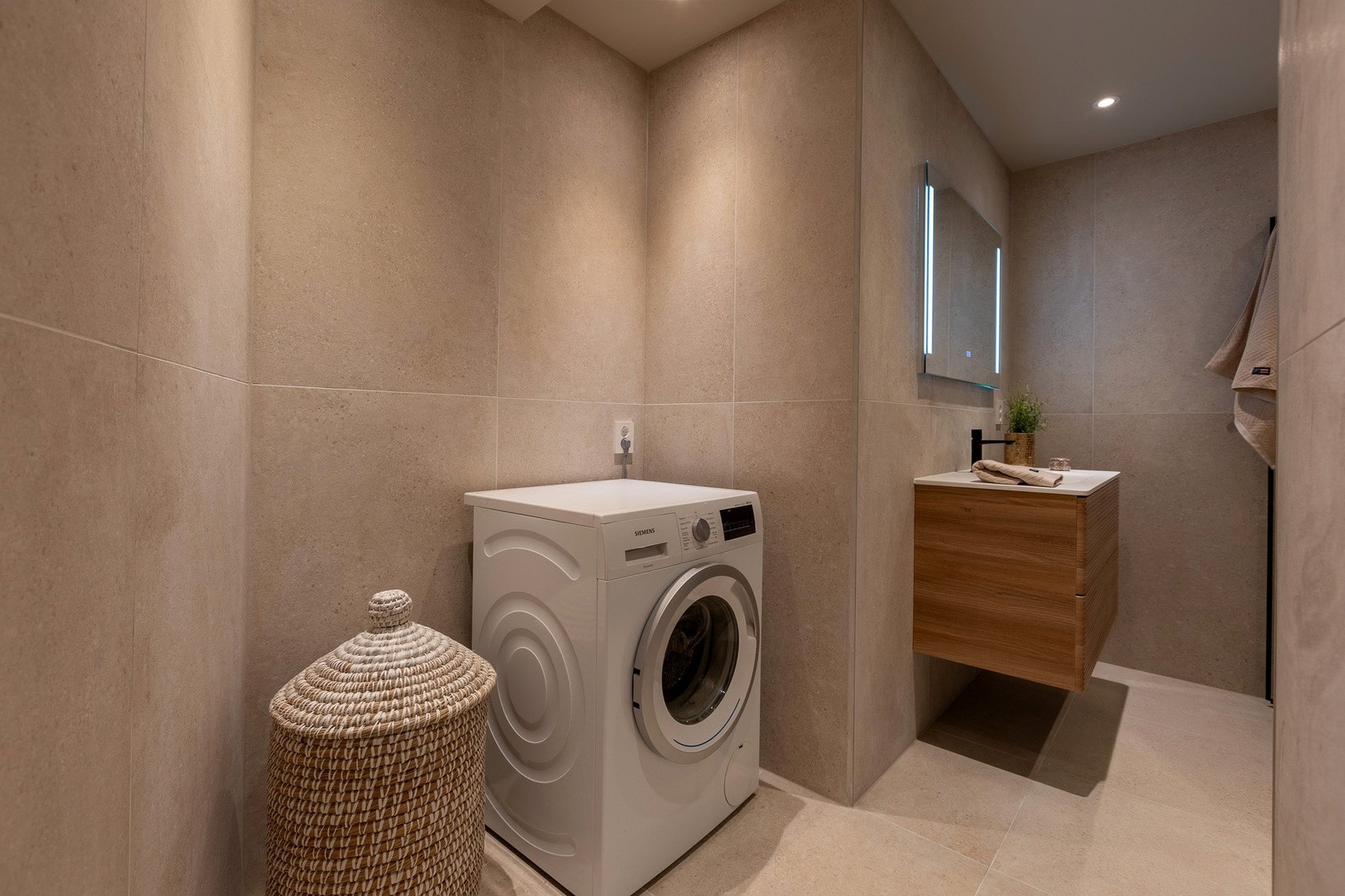 Det er også tilrettelagt med opplegg for vaskemaskin på badet i første etasje. Galleribilde