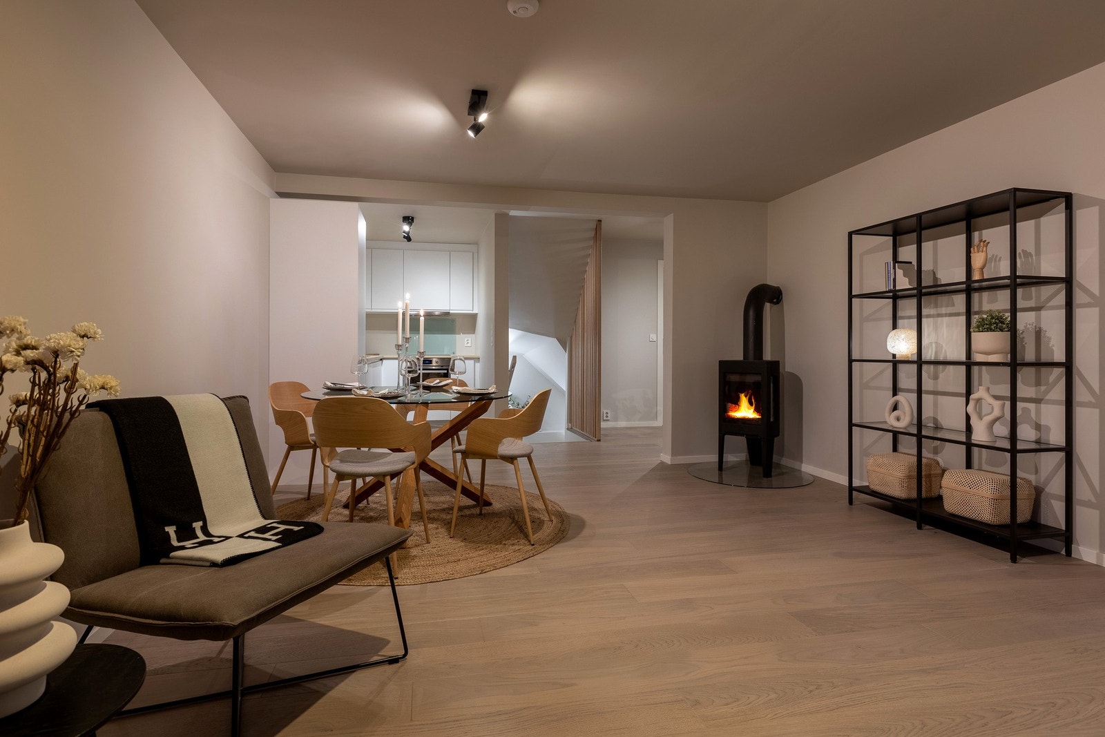 Stuen innbyr også til møblering av spisestuemøblement og sofagruppe. Galleribilde