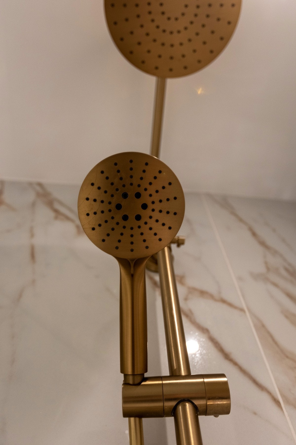 Lekkert dusjarmatur på badet i kjelleretasjen. Galleribilde