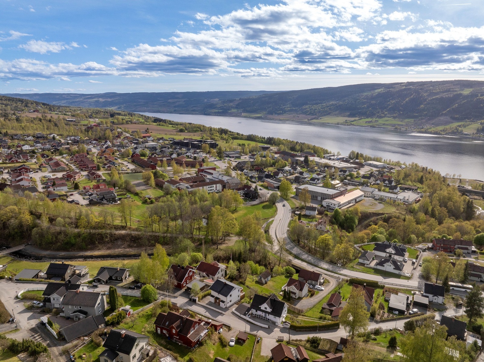 For den ivrige skientusiast er det flott løypenett umiddelbart fra eiendommen. Nærområdet har også nyere lekeplasser og kunstgressbaner. Galleribilde