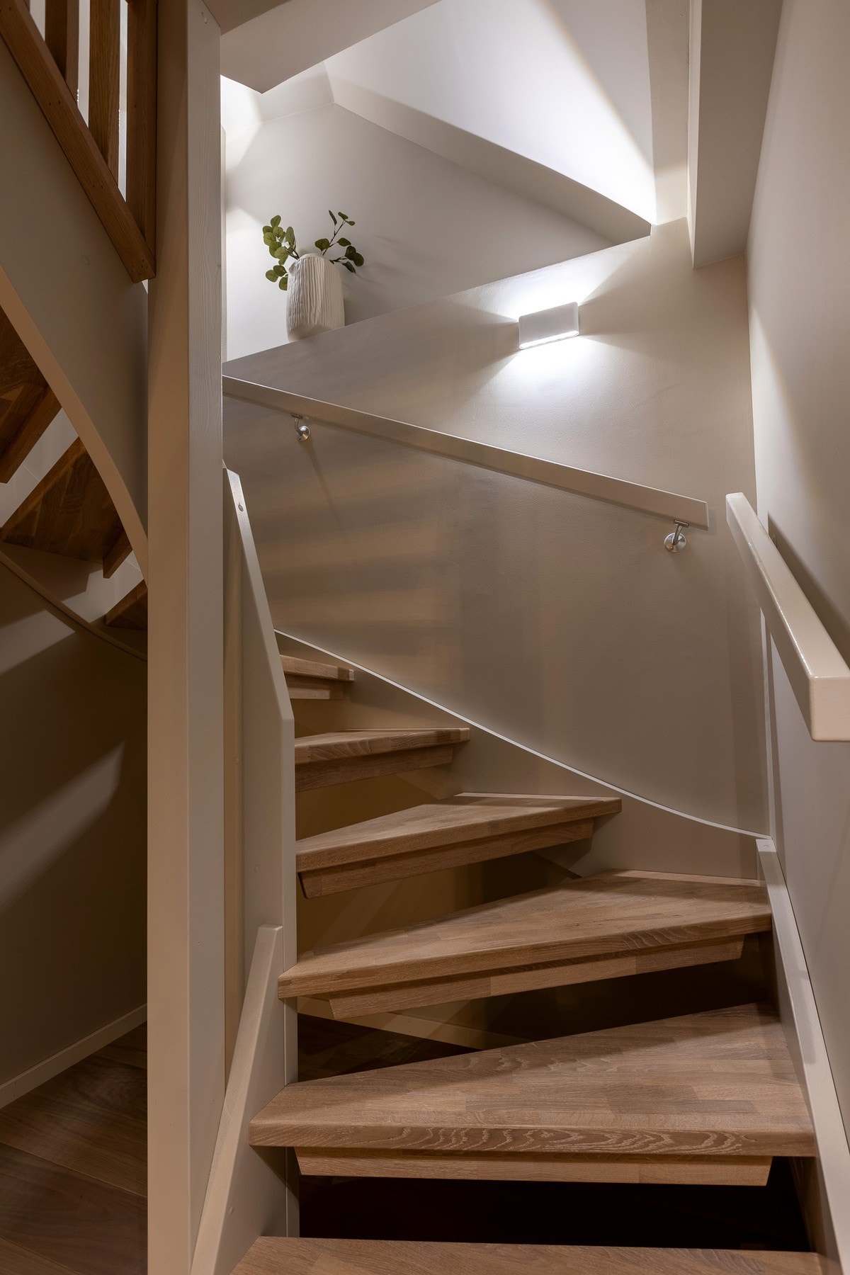 Lekker belysning er også montert i trappenedgangen. Galleribilde