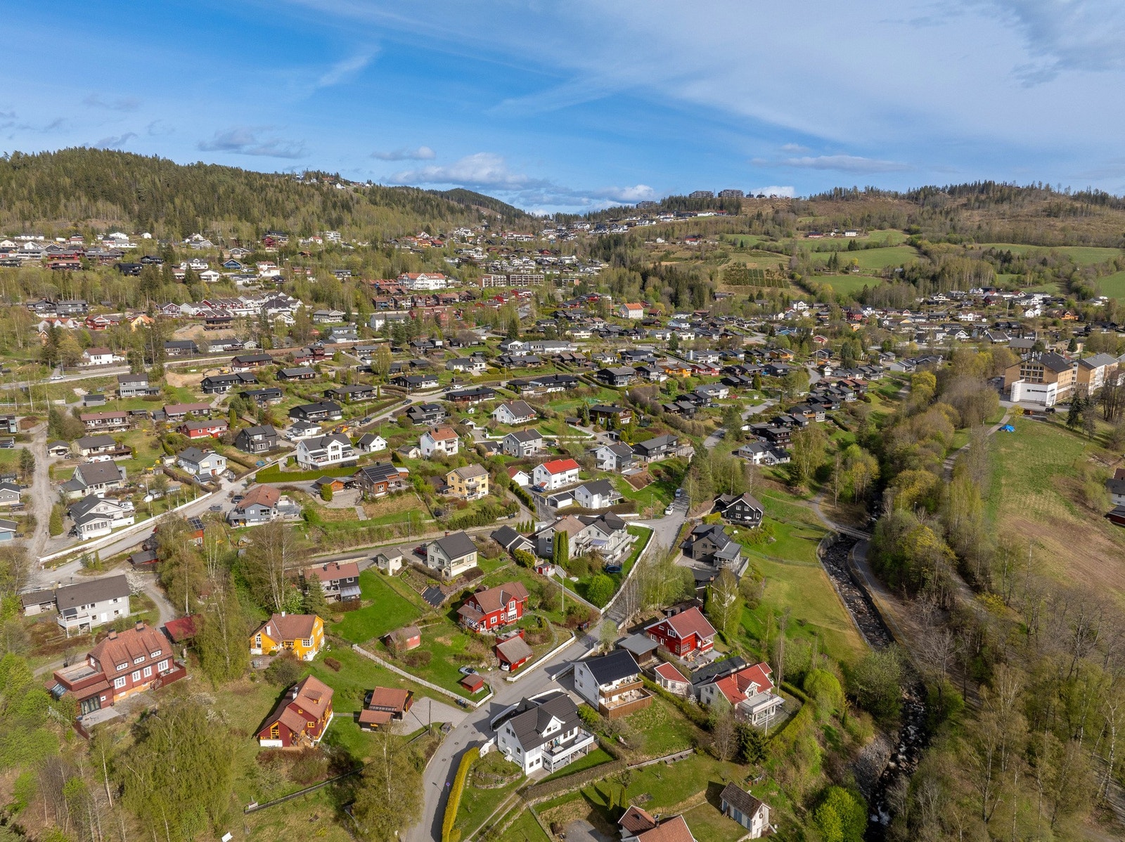 Meget attraktiv beliggenhet i et veletablert boligområde på Søre-Ål. Boligen ligger skjermet, lunt og solrikt med god utsikt. Galleribilde