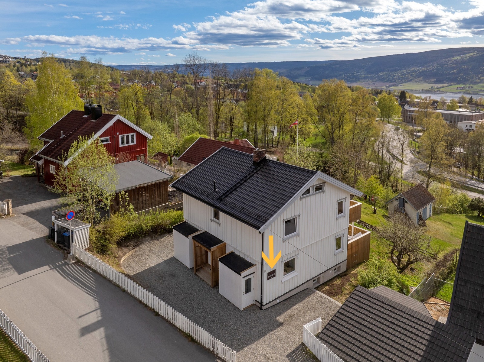 Seksjonen ligger med hovedinngang med trinnfri adkomt fra gårdsplassen. Galleribilde