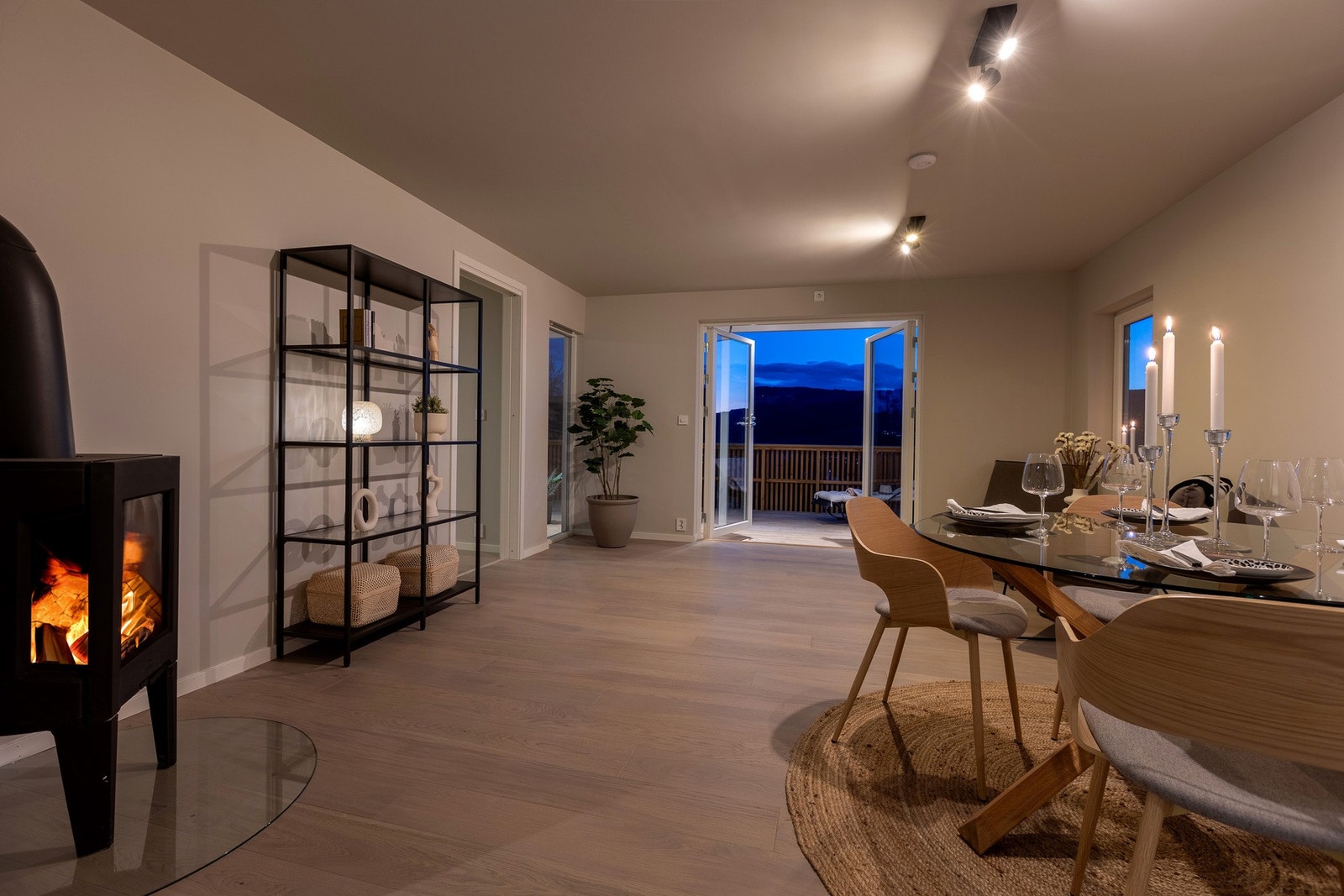 Hyggelig, åpen og romslig stue/oppholdsrom. Galleribilde