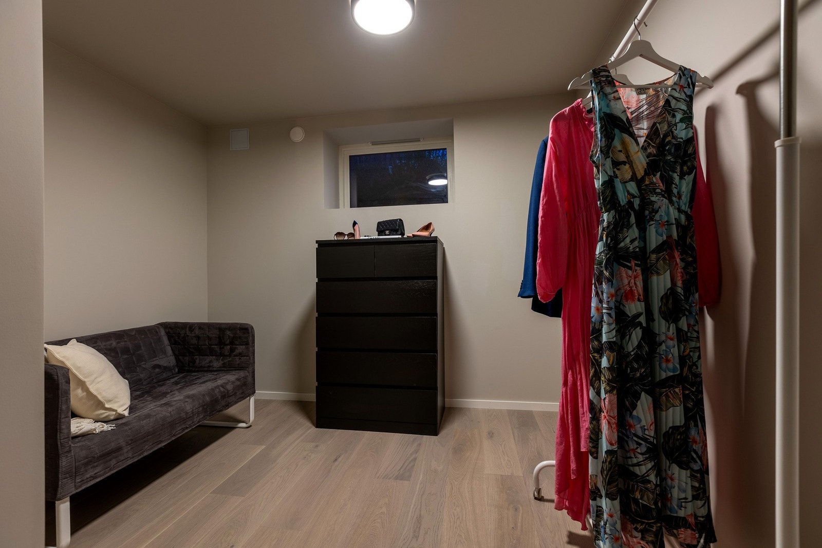 Soverom nr 2 i kjelleretasjen har godkjente vinduer for permanent bruk som soverom. Galleribilde