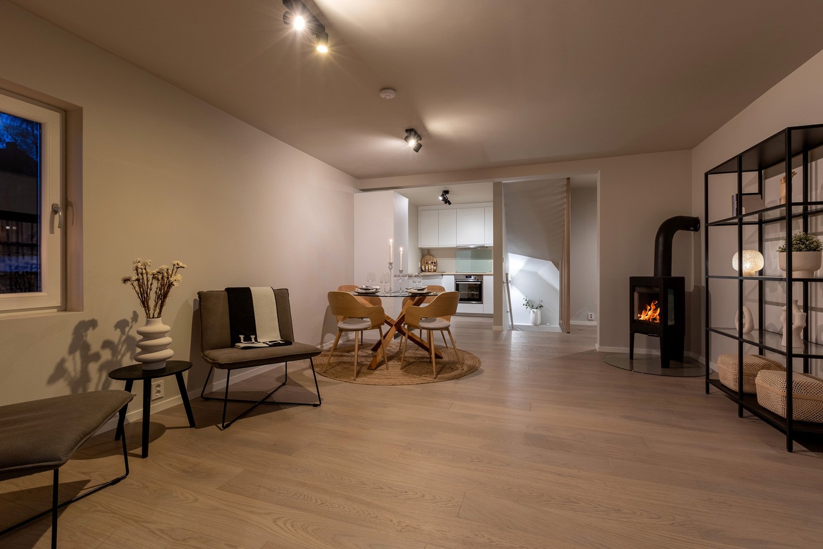 Fra stuen er det åpen løsning til kjøkken som ligger i bakre del av etasjeplanet. Galleribilde