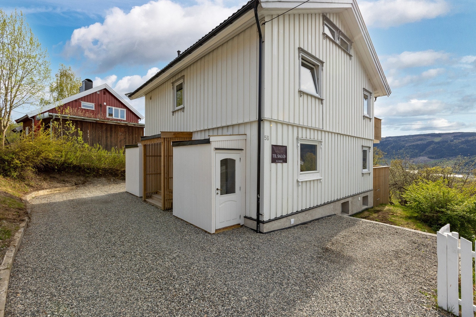 På nordenden av bygget disponerer naboleiligheten egen pareringsplass. Galleribilde