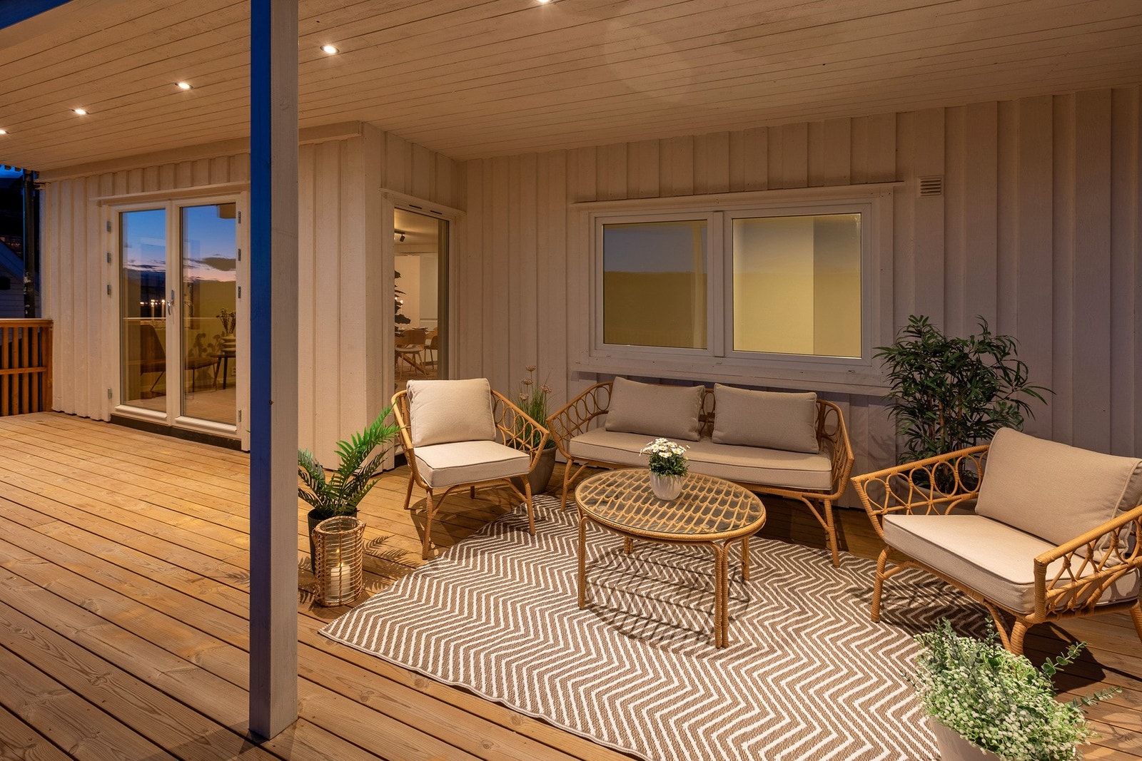 Velkommen til Holtevegen 5B - Herlig uteplass, dels overbygget med lun og skjermet beliggenhet. Galleribilde