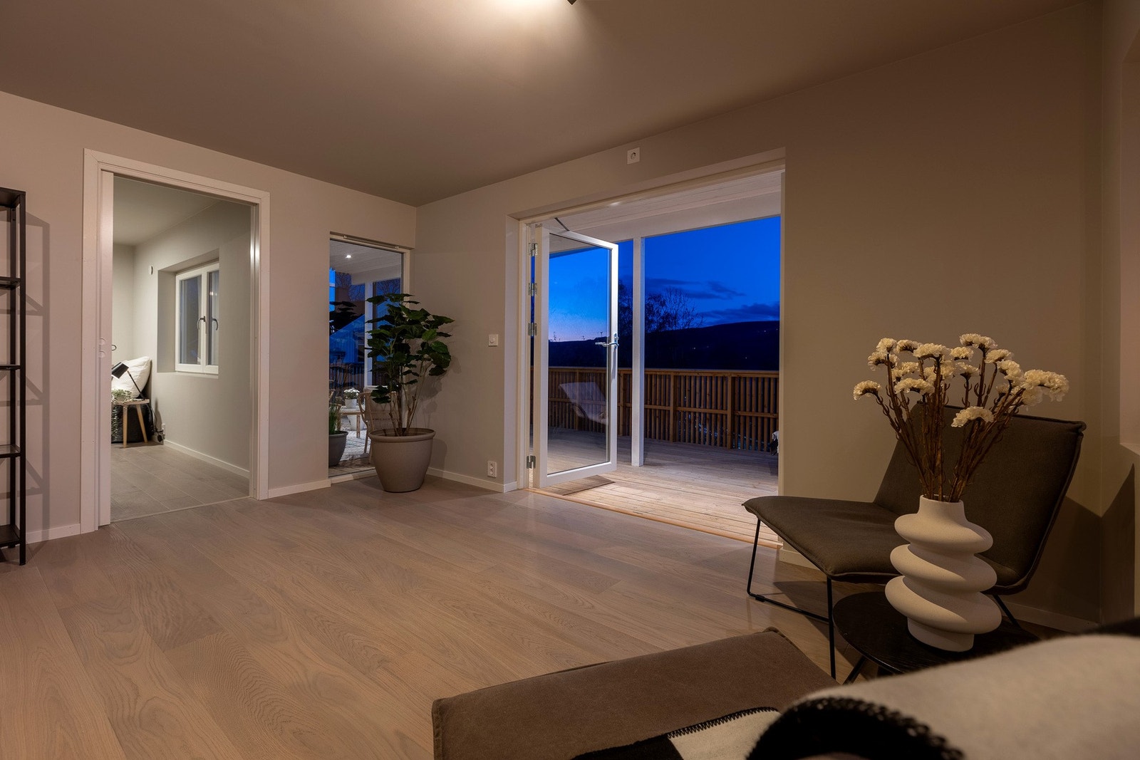 Dobbel terrassedør fra stuen og ut til romslig og god terrasse. Galleribilde