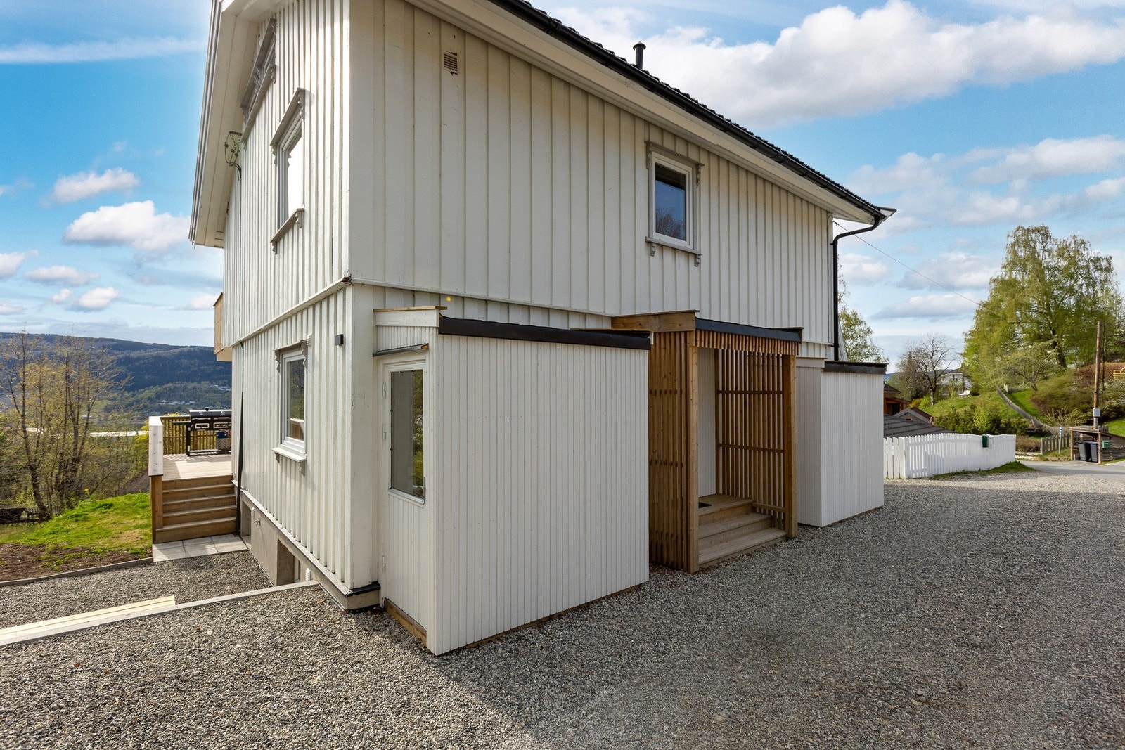 Hver seksjon har sin eget utebod i tilknytning til felles inngangsparti. Galleribilde