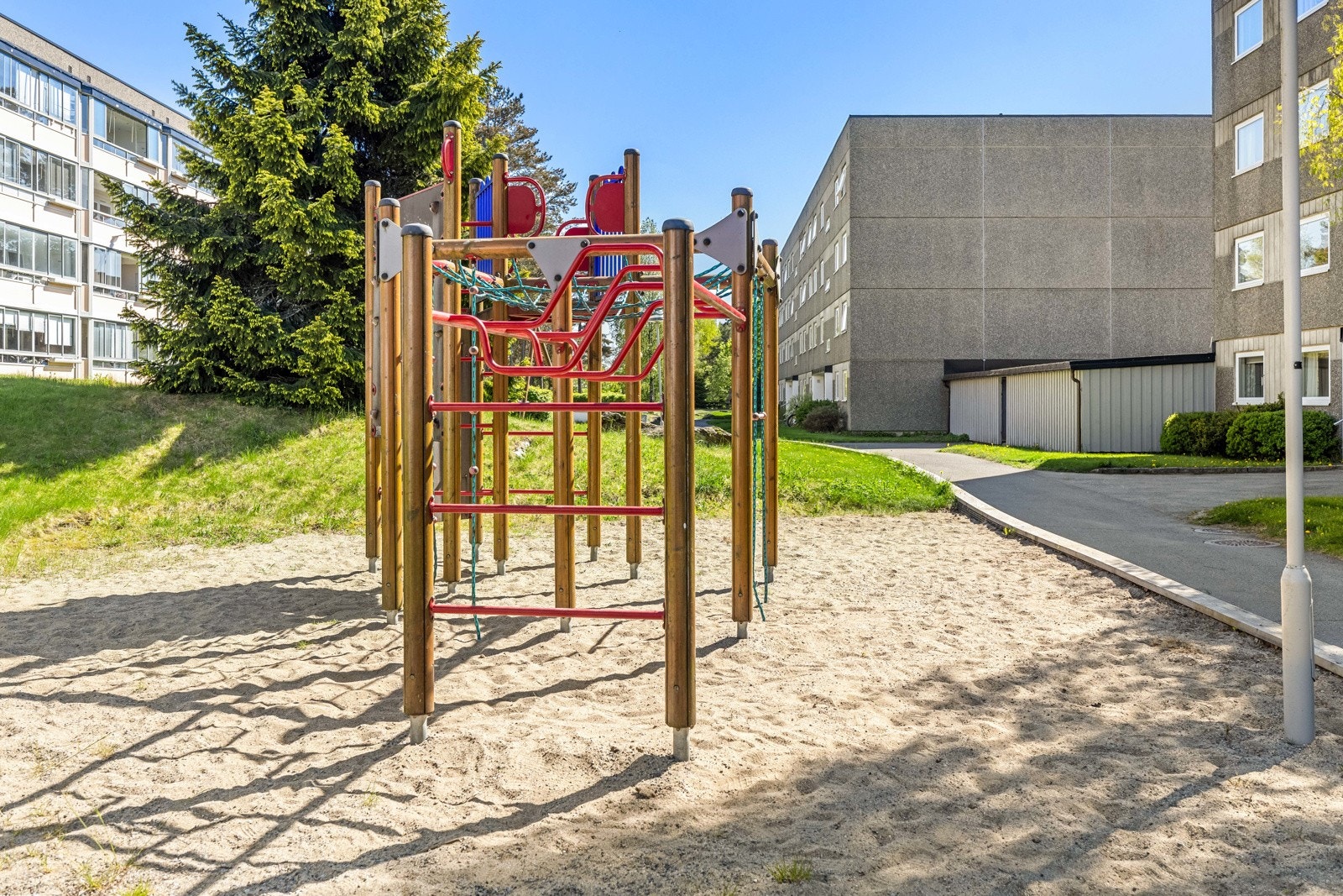 Barnevennlig nabolag med lekeområder og kort vei til skole og barnehage. Galleribilde