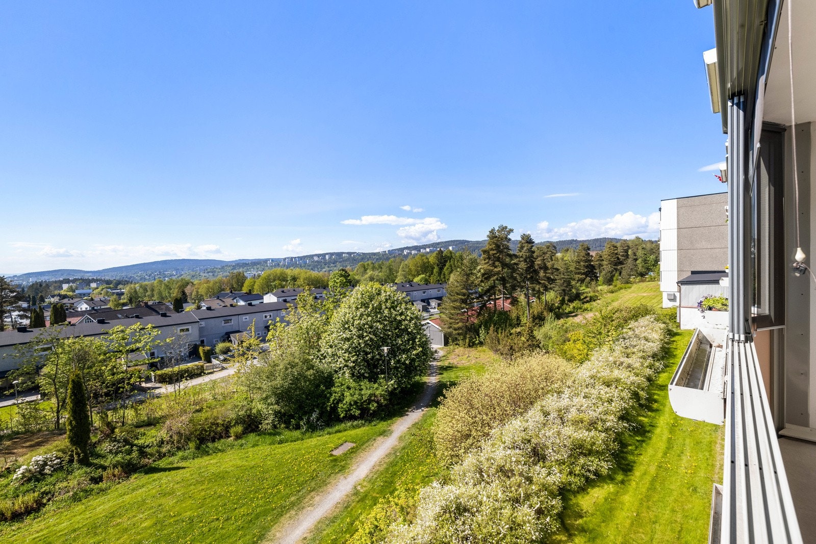 Leiligheten ligger i 2. etasje i den såkalte "Gullblokka" kjent for sine gode solforhold og fantastiske utsikt. Galleribilde