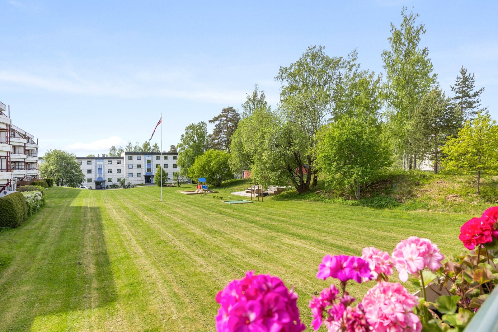 Fra balkongen er det utsikt over borettslagets fine grøntområde Galleribilde