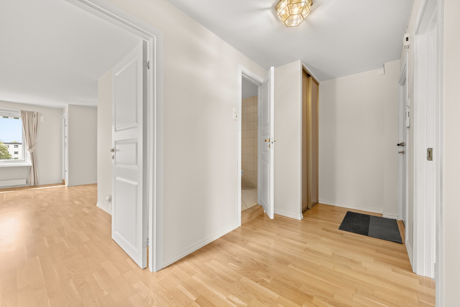 Gangen har integrert skyvedørsgarderobe med gode oppbevaringsmuligheter til sko og yttertøy Galleribilde