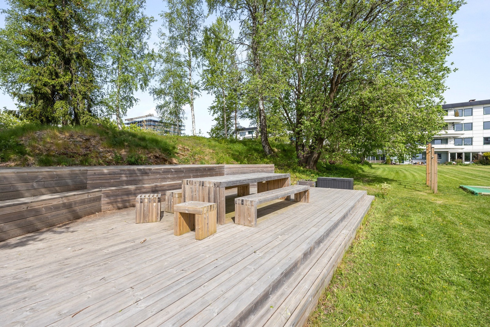 Fellesområde med utemøblement - Her kan man nyte varme sommerdager Galleribilde