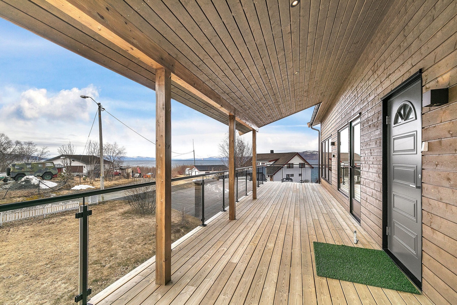 Inngangsparti og veranda Her får du en særdeles praktisk løsning med delvis overbygd inngangsparti, nydelig utsikt og god solgang. Galleribilde