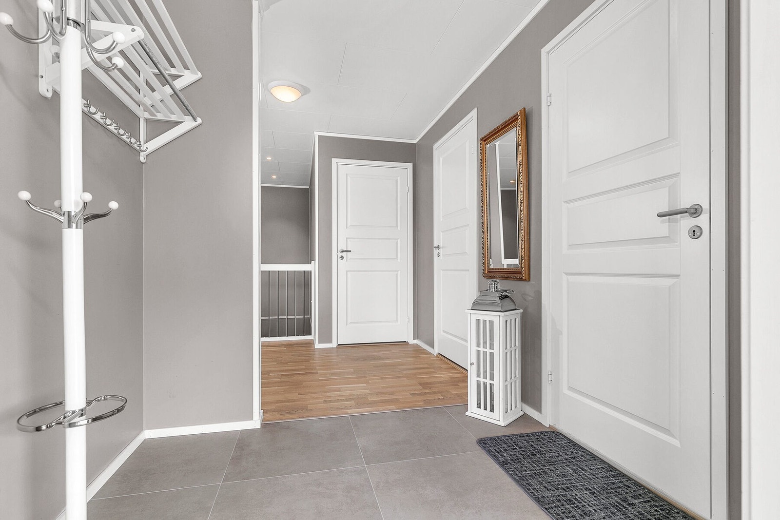 Entré med fliser og varme i gulv. Galleribilde