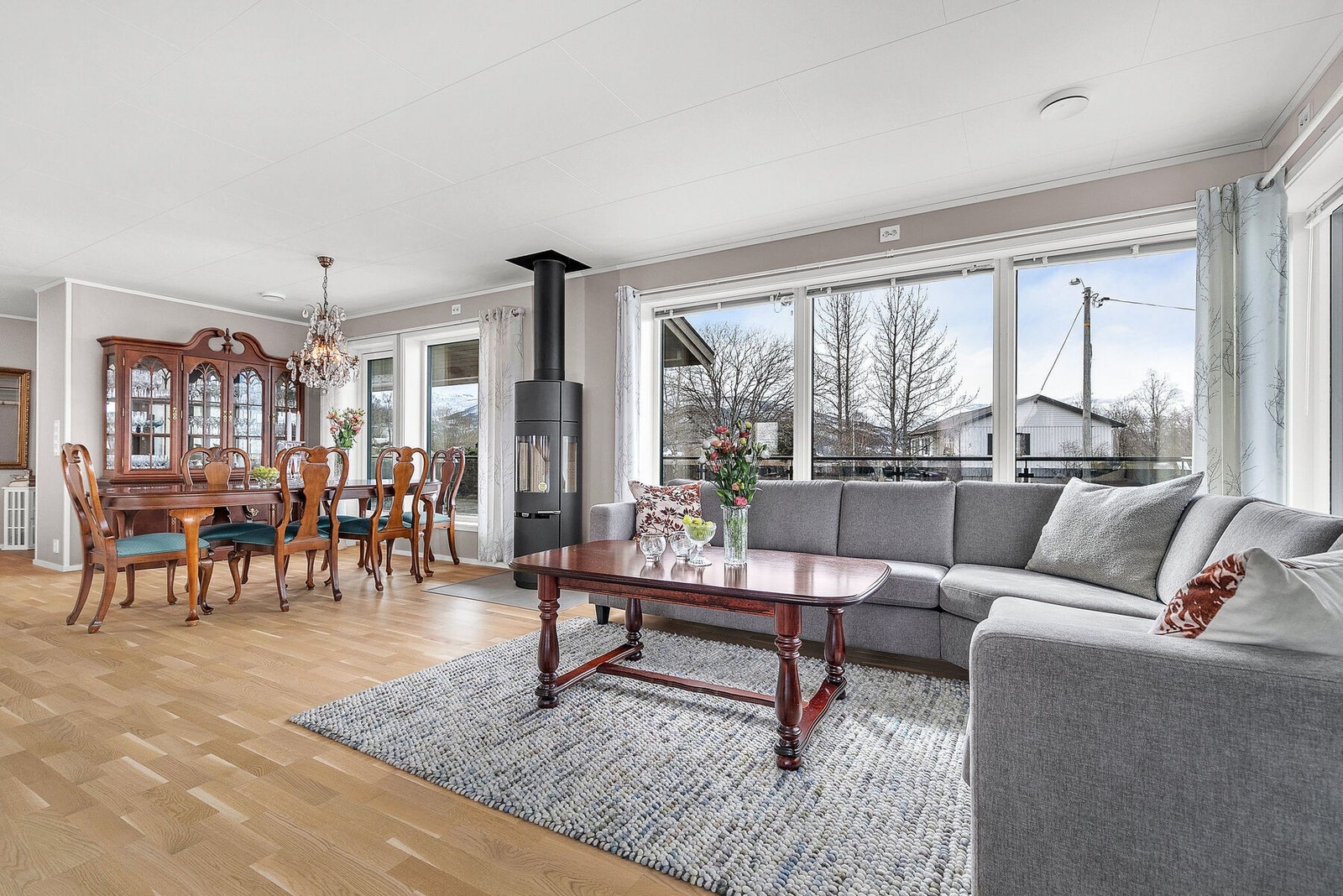 Romslig stue med store vinduer. Galleribilde