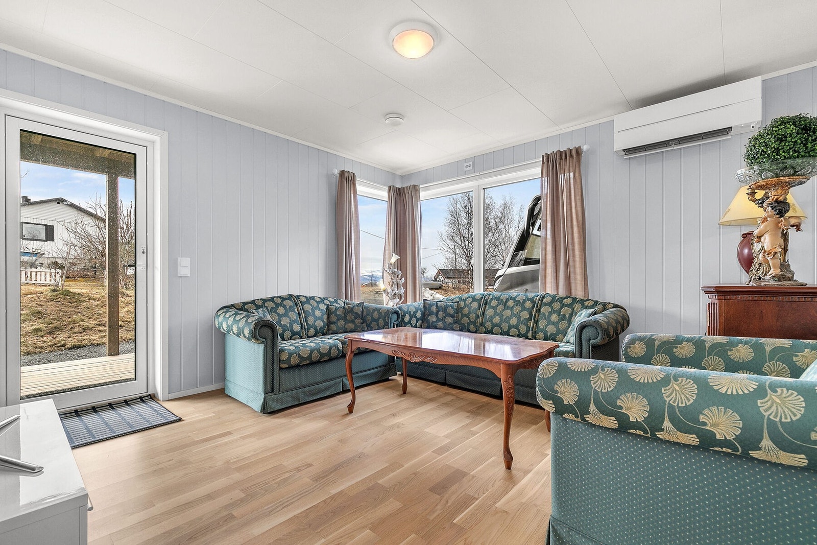 Praktisk kjellerstue - perfekt som TV-stue eller oppholdsrom for barn og ungdom. Galleribilde