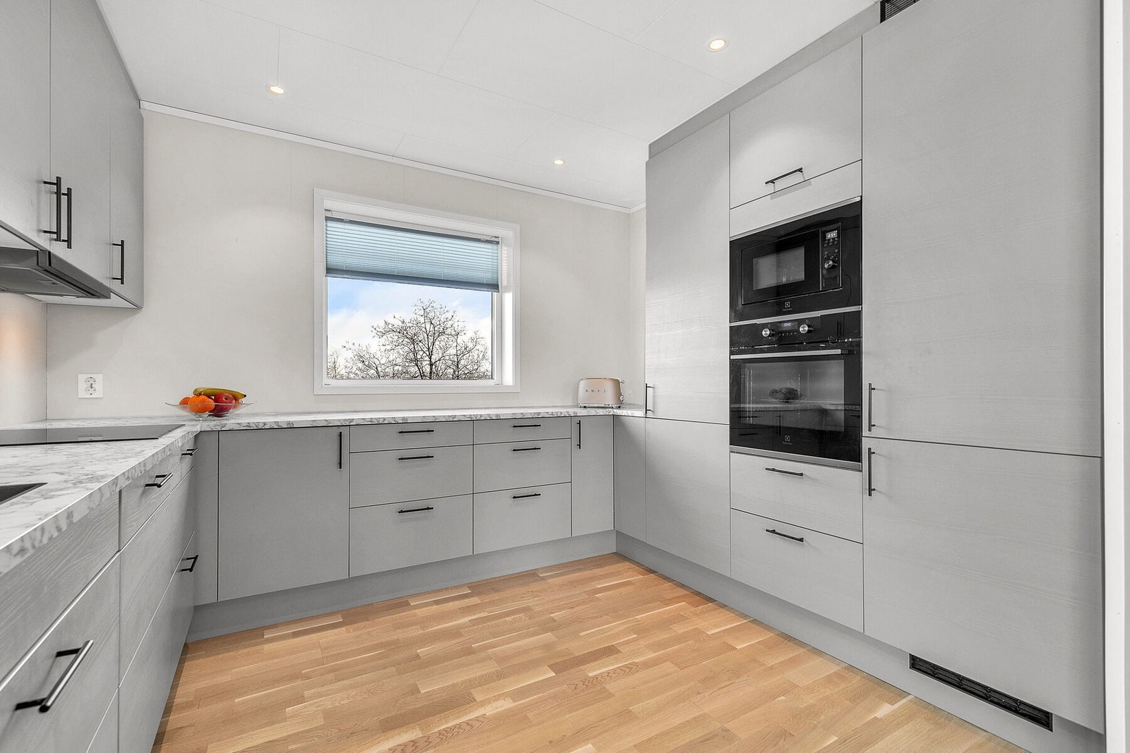 Integrerte hvitevarer på kjøkkenet. Galleribilde