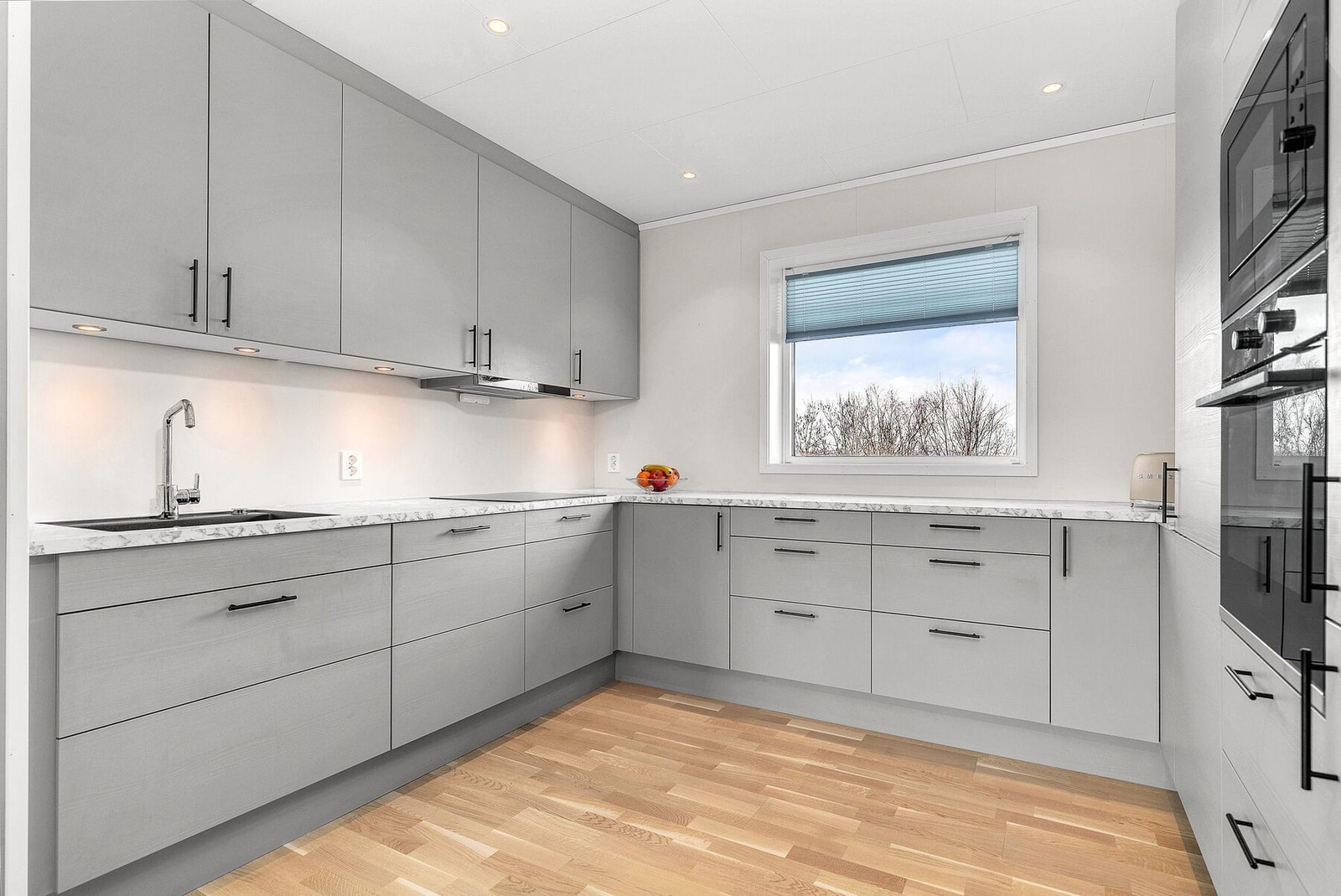 Romslig kjøkken med godt med benkeplass. Galleribilde