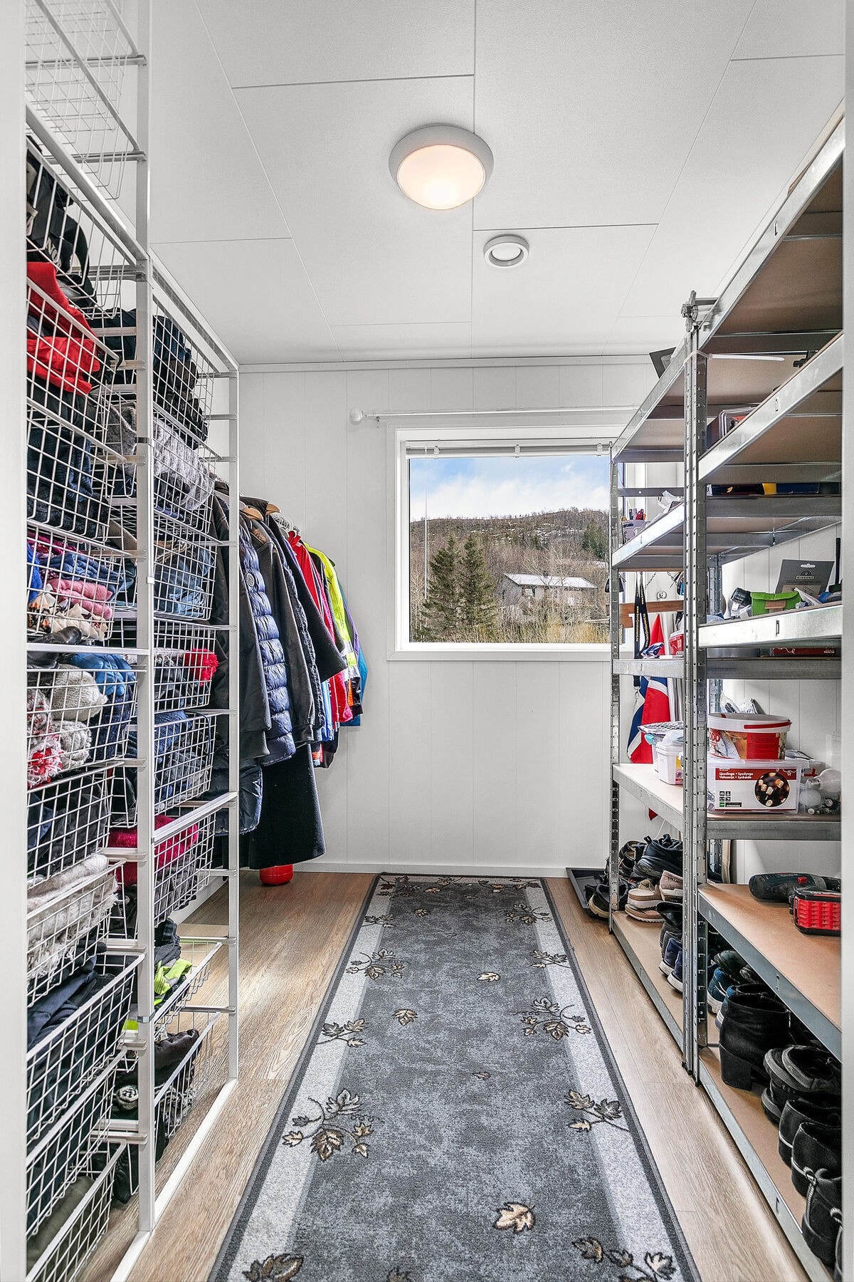 Praktisk bod med inngang fra entré. Galleribilde