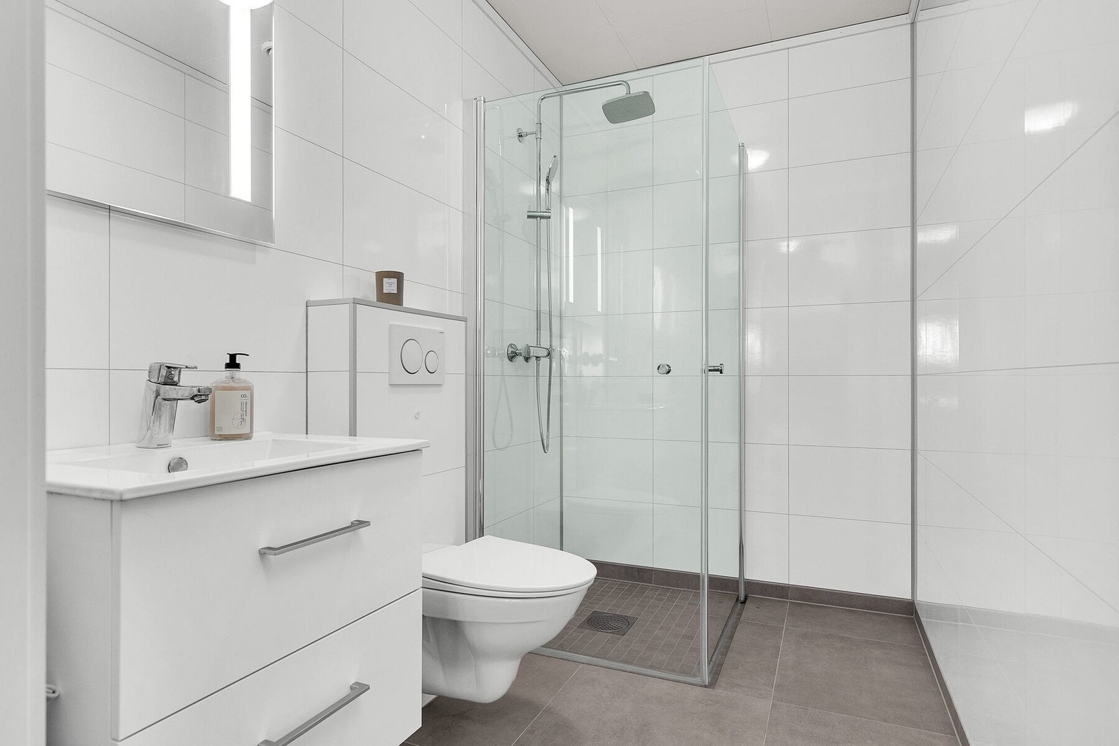 Bad i hovedplan med fliser og varmekabler i gulv. Galleribilde