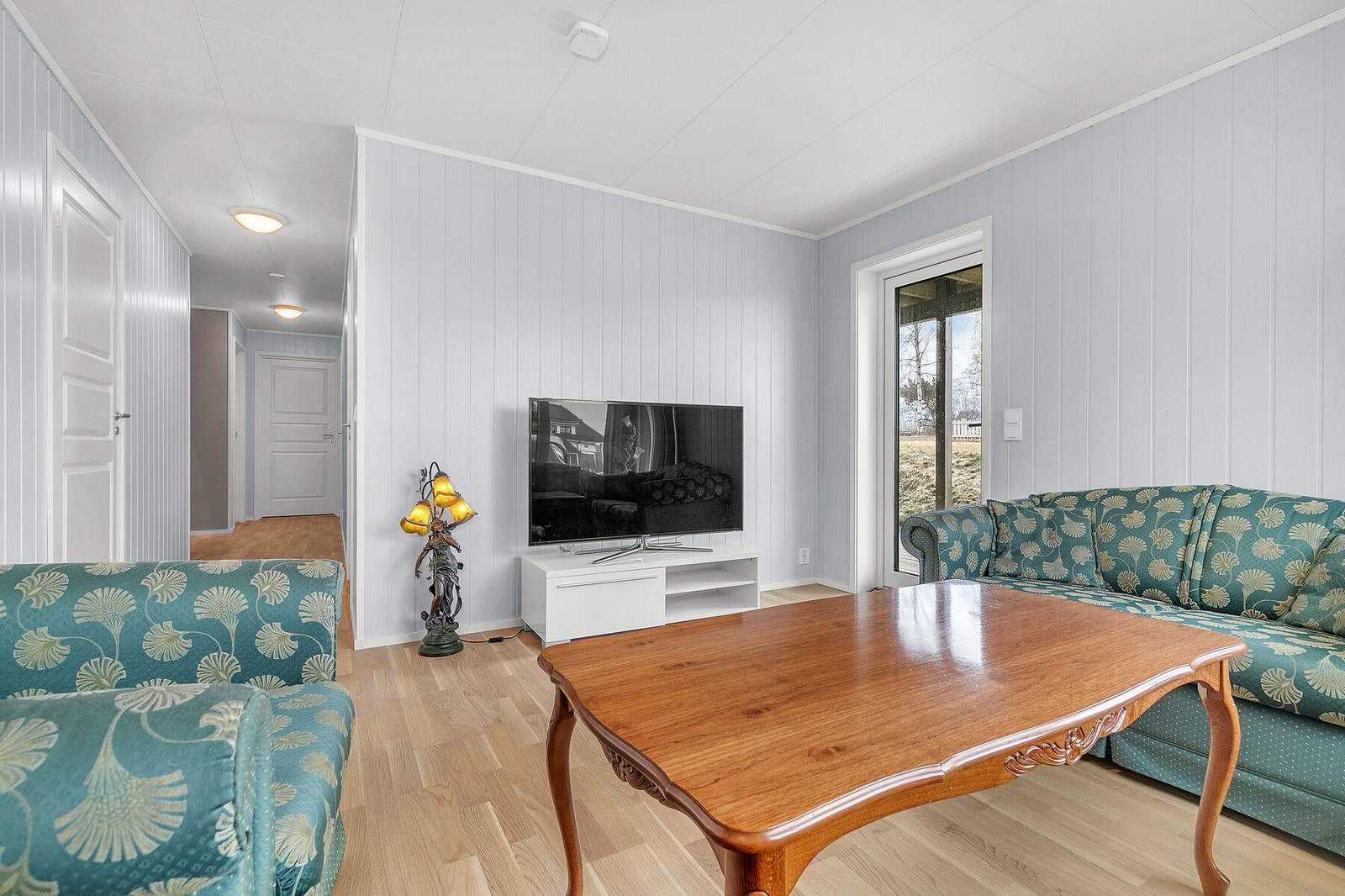 Utgang til terrasse fra kjellerstuen. Galleribilde