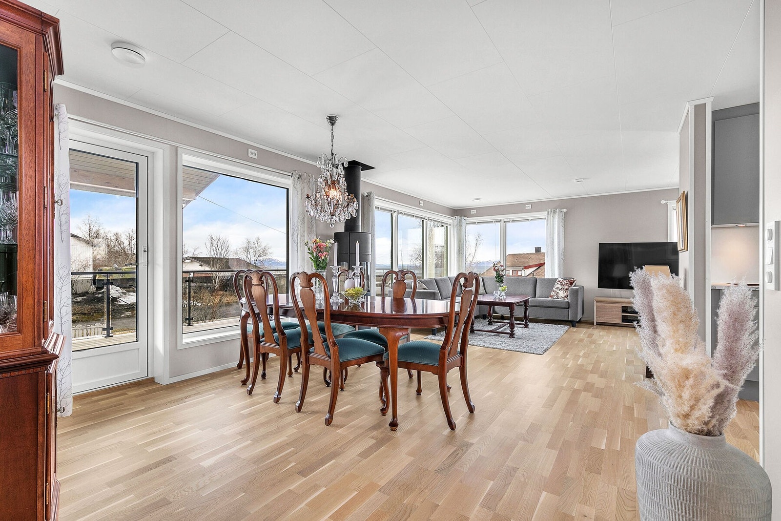 Spisestue ved kjøkkenet. Nydelig utsikt og god plass også her. Galleribilde