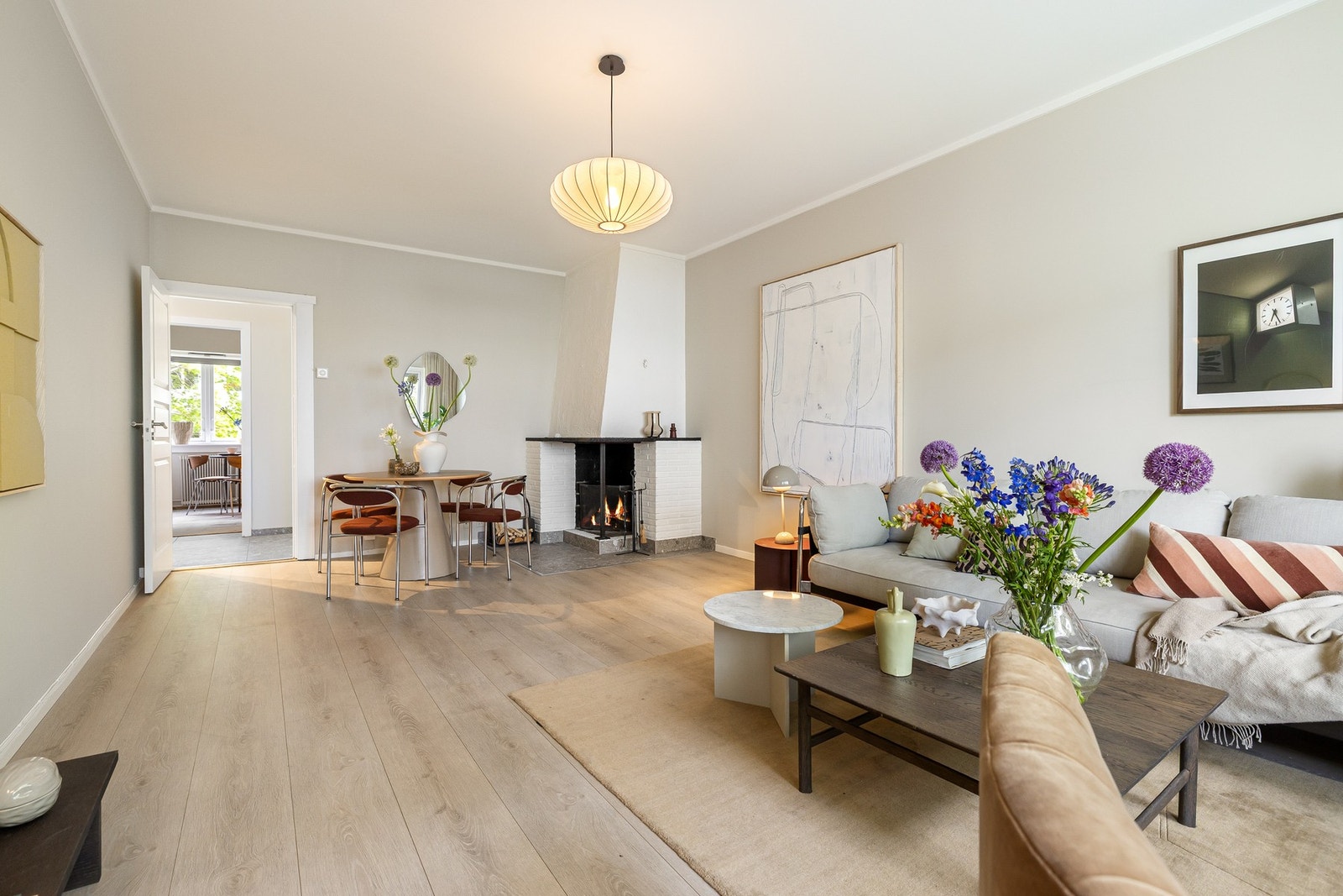 Her er det gode møbleringsmuligheter med plass til sofagruppe ved vinduspartiet og spisebord i tilknytning til peisen. Galleribilde