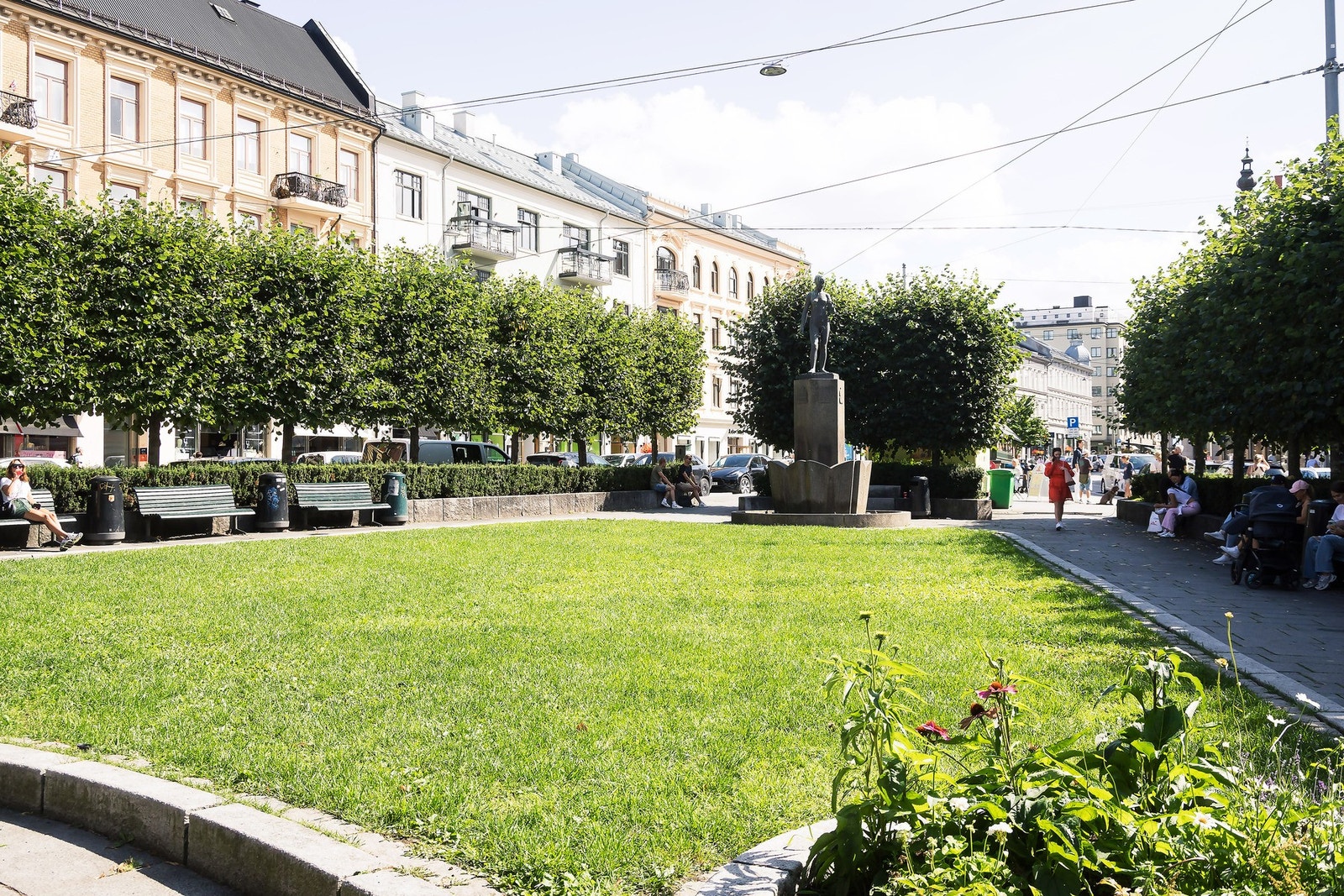Majorstuen er et av Oslo sine knutepunkt for kollektiv trafikk, og ligger kun noen hundre meter fra leiligheten. Galleribilde