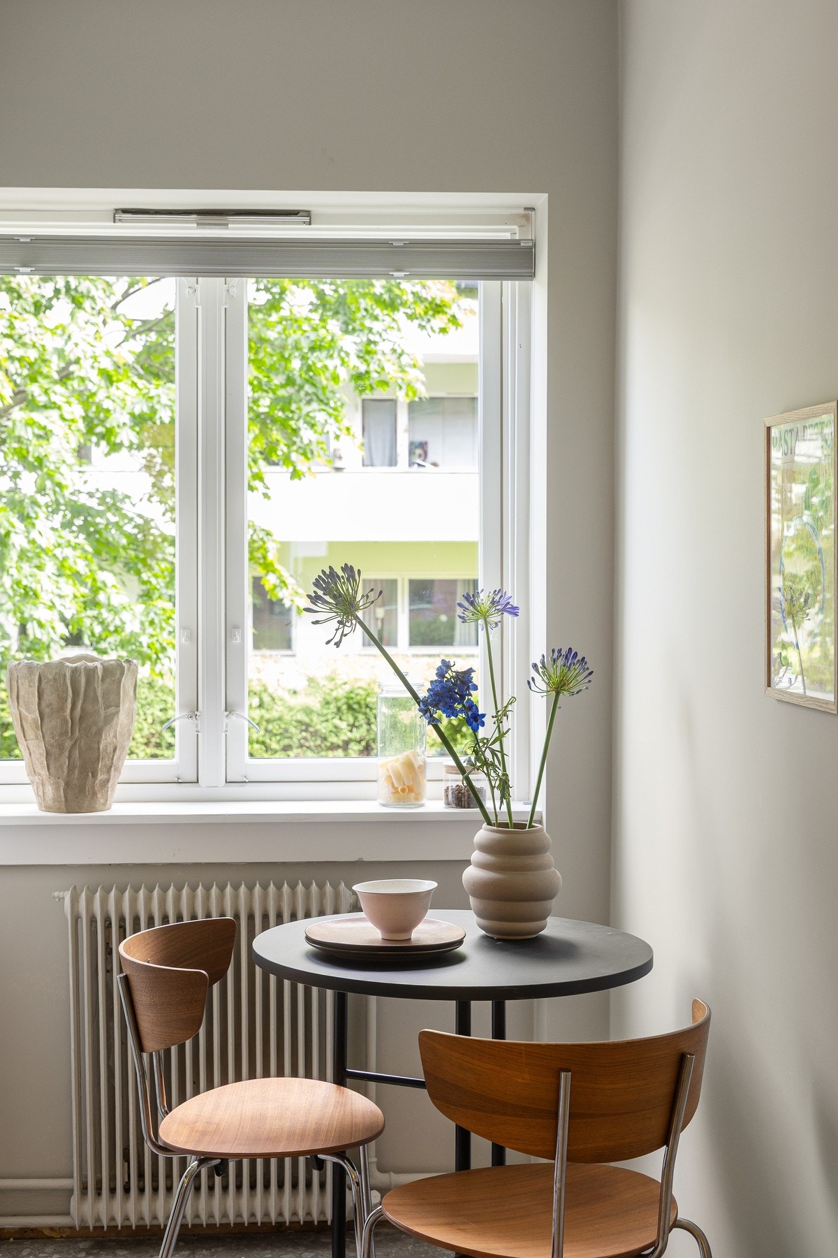 Ved vinduet er det plass til et lite spisebord - perfekt for en hyggelig frokostplass eller en uformell hverdagsmiddag. Galleribilde