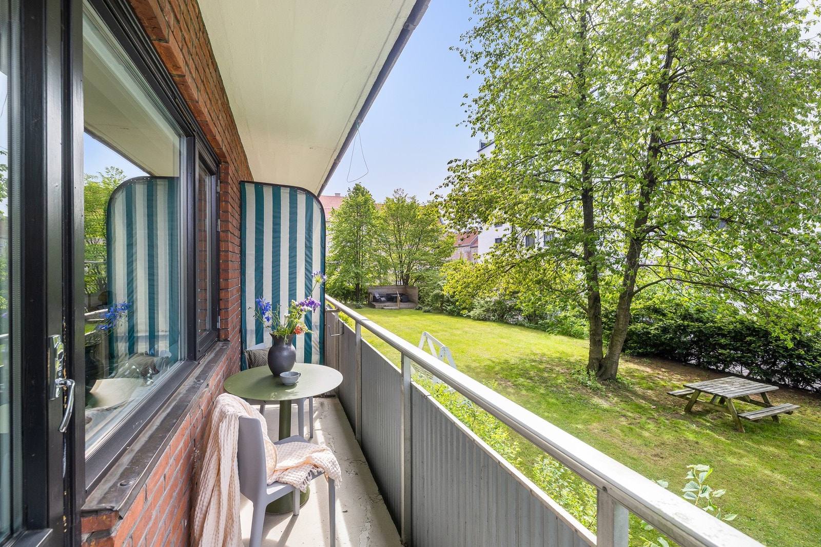Balkongen har plass til et cafésett og egner seg godt for både morgenkaffen og sene sommerkvelder. Galleribilde