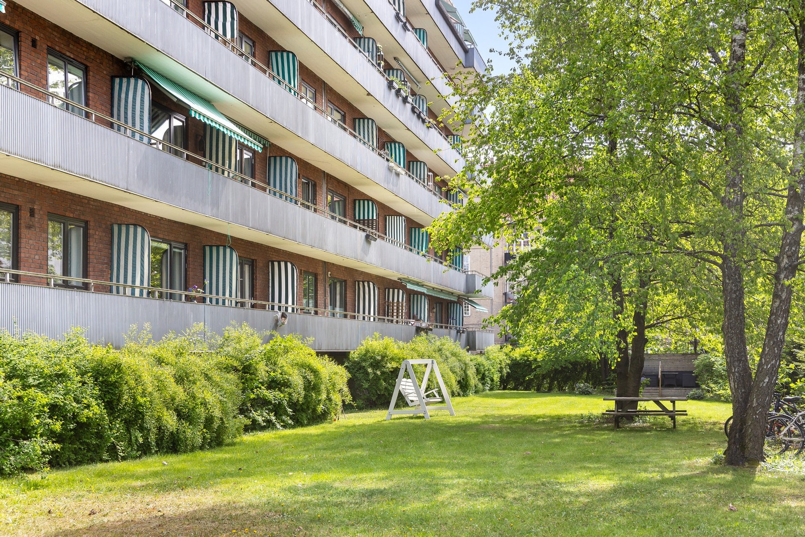 Beliggenheten er ideell, omgitt av klassiske bygårder og grønne parker som Marienlystparken og Stensparken. Galleribilde