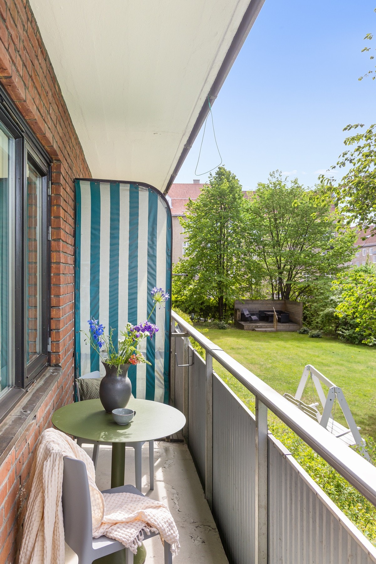 Sydvendt balkong på ca. 5m², som vender ut mot et pent og frodig fellesareal. Galleribilde
