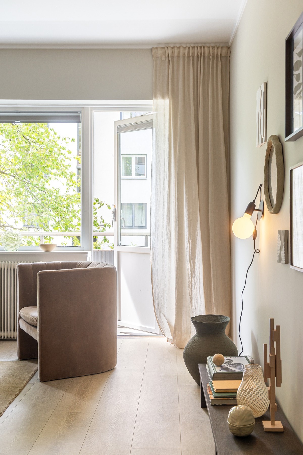 Fra stuen er det utgang til boligens balkong. Galleribilde