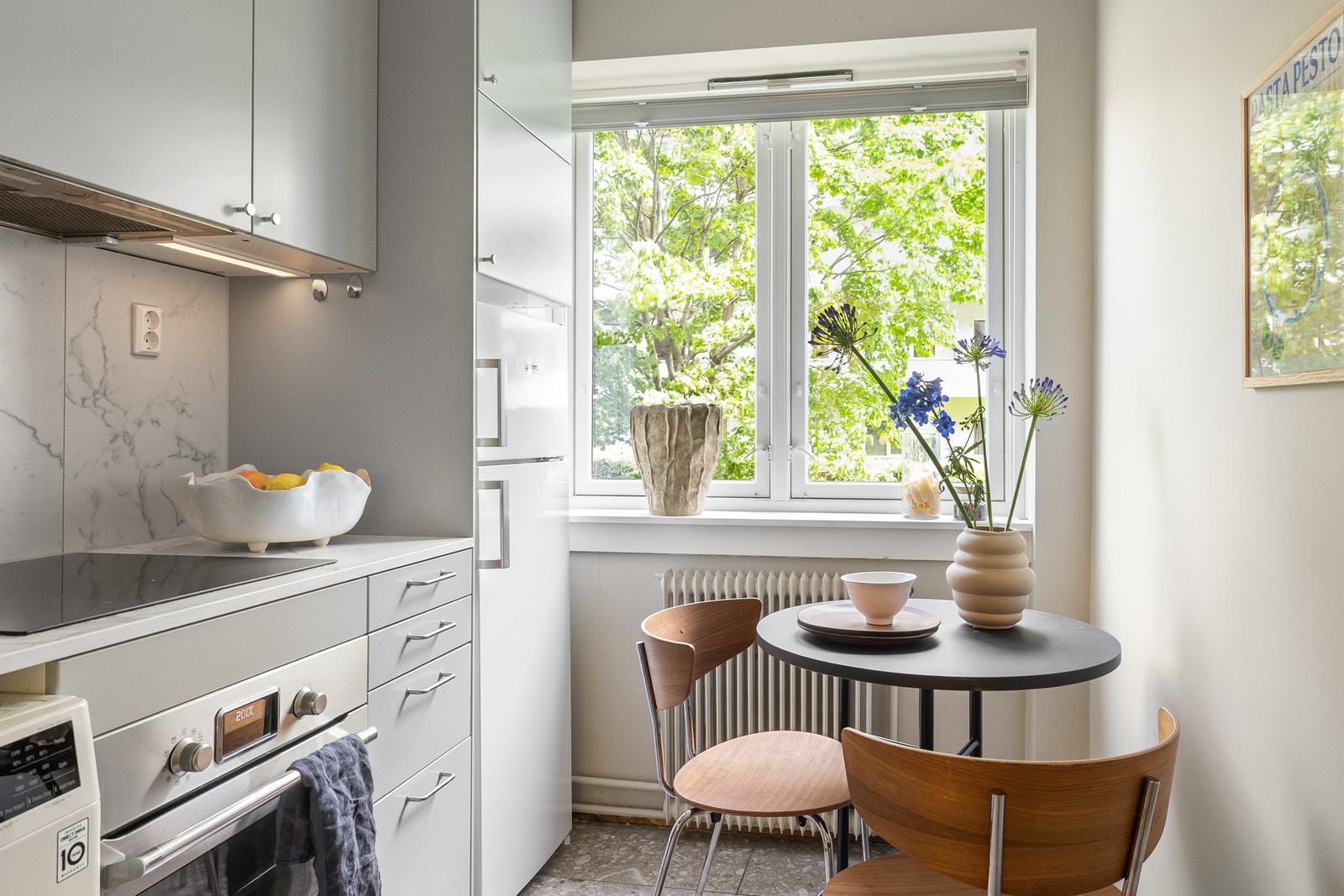 Kjøkkeninnredningen er fra 2023 og levert av IKEA, med moderne løsninger og et tidløst design. Galleribilde