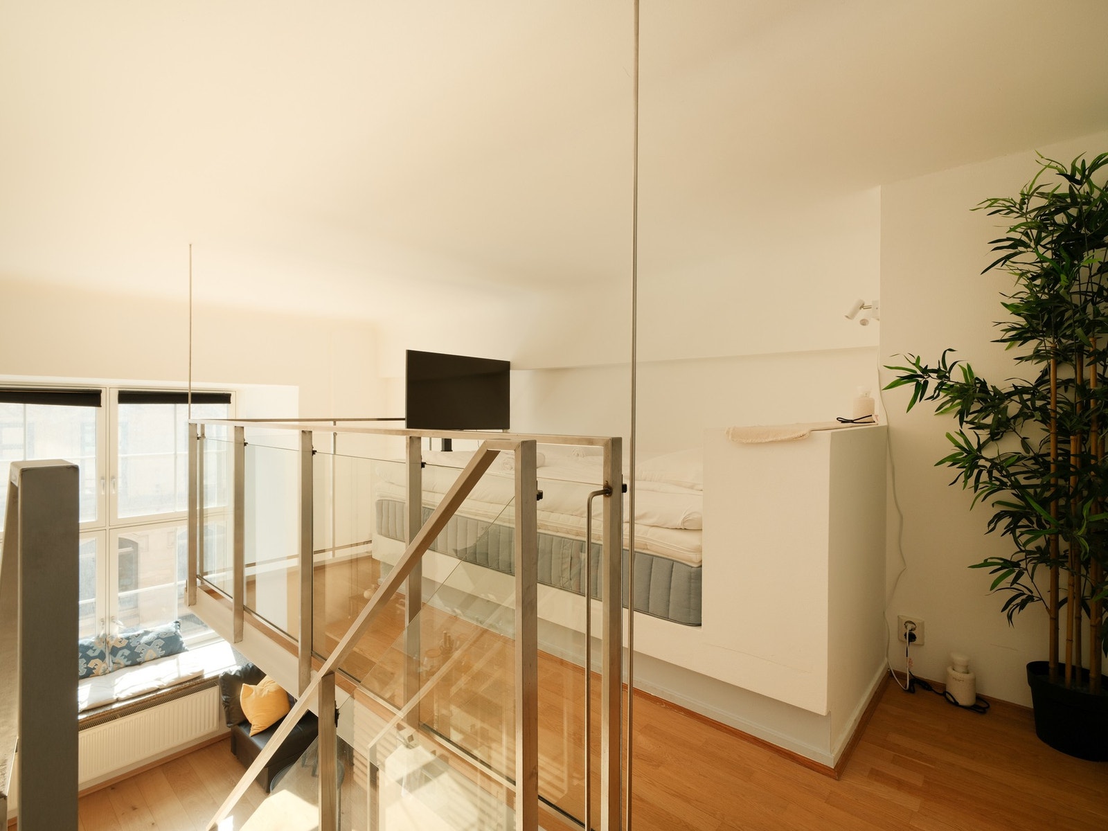 Hemsen er innredet med stor innebygd dobbeltseng. Galleribilde