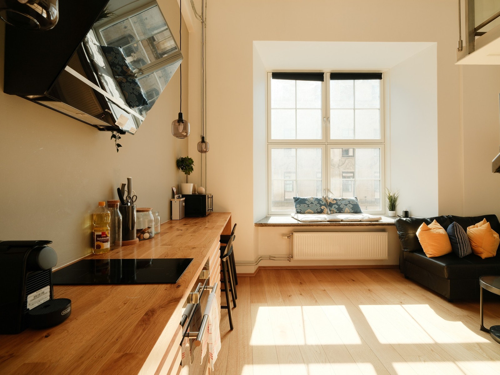 Leiligheten har et stort vindu som slipper inn mye naturlig lys. Galleribilde