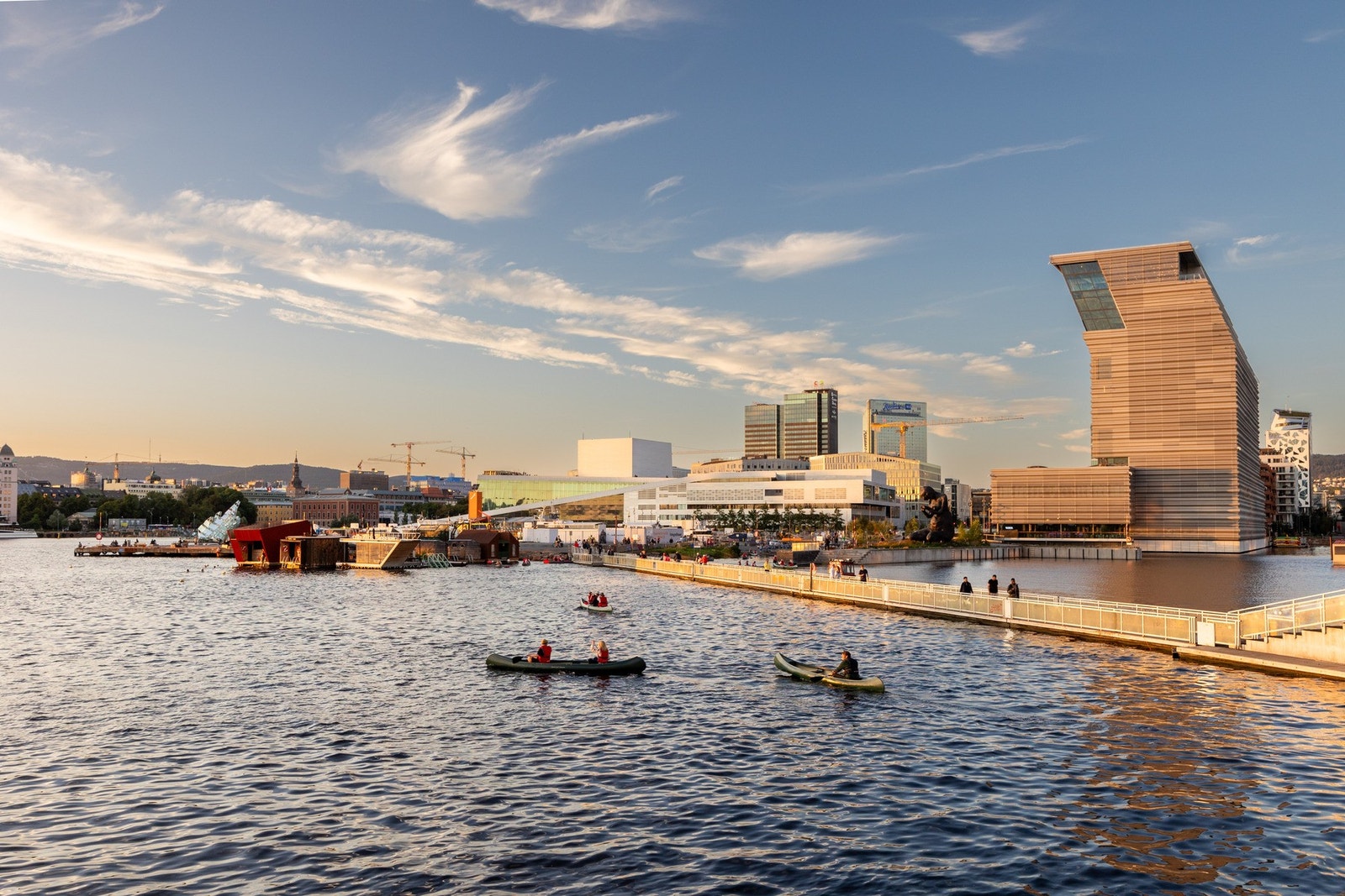 Sørenga, flotte bystranden som er et perfekt utfartssted for bading. Galleribilde