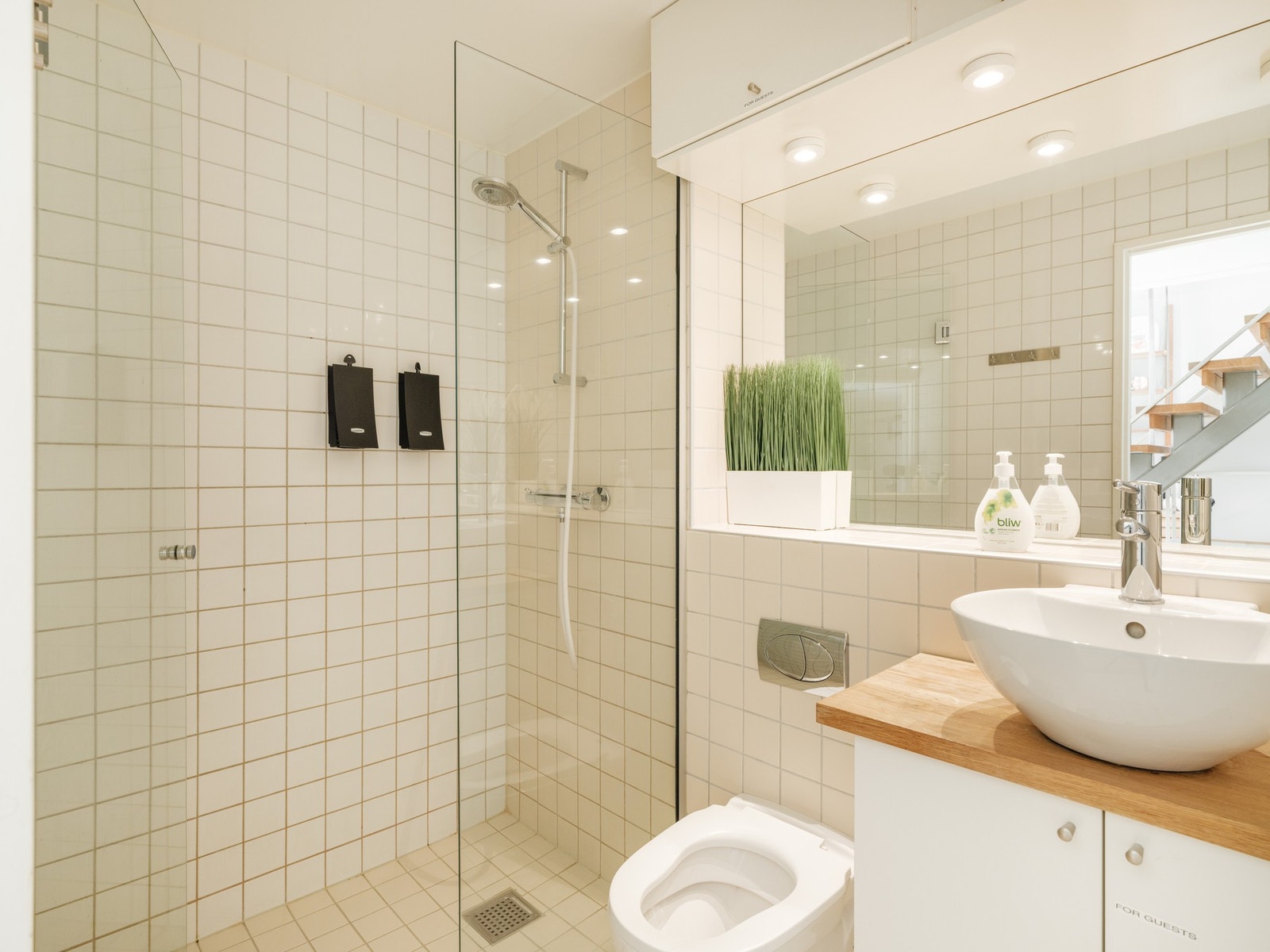 Stor dusj på gulv med dør i herdet glass. Galleribilde