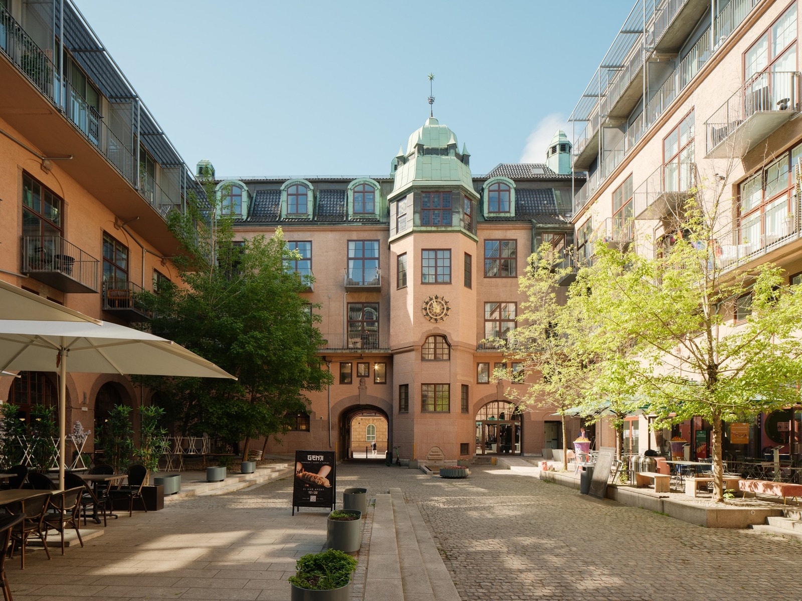 Resturanter og kaféer rett utenfor døren. Galleribilde